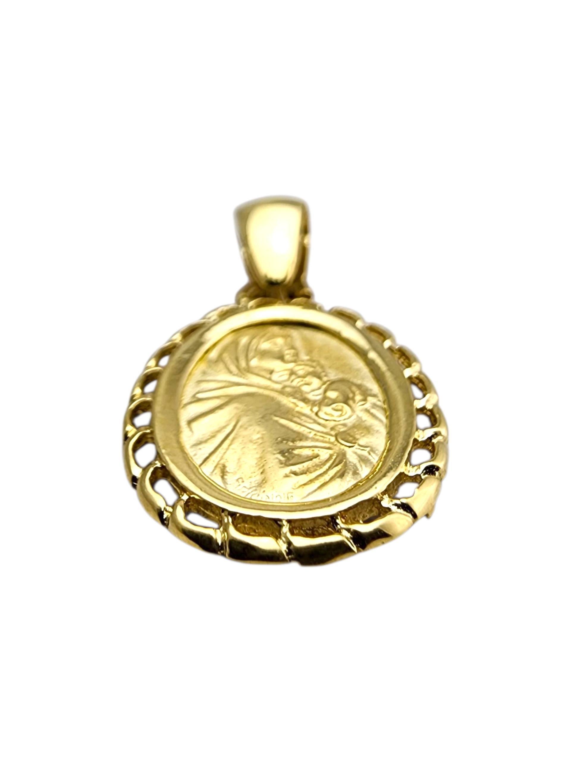 Pendentif en or jaune 18 carats représentant la Sainte Mère et l'Enfant Jésus

Ce pendentif religieux en or jaune 18 carats présente un motif finement détaillé qui reflète la foi et la dévotion. Son ton or riche et sa finition polie lui confèrent