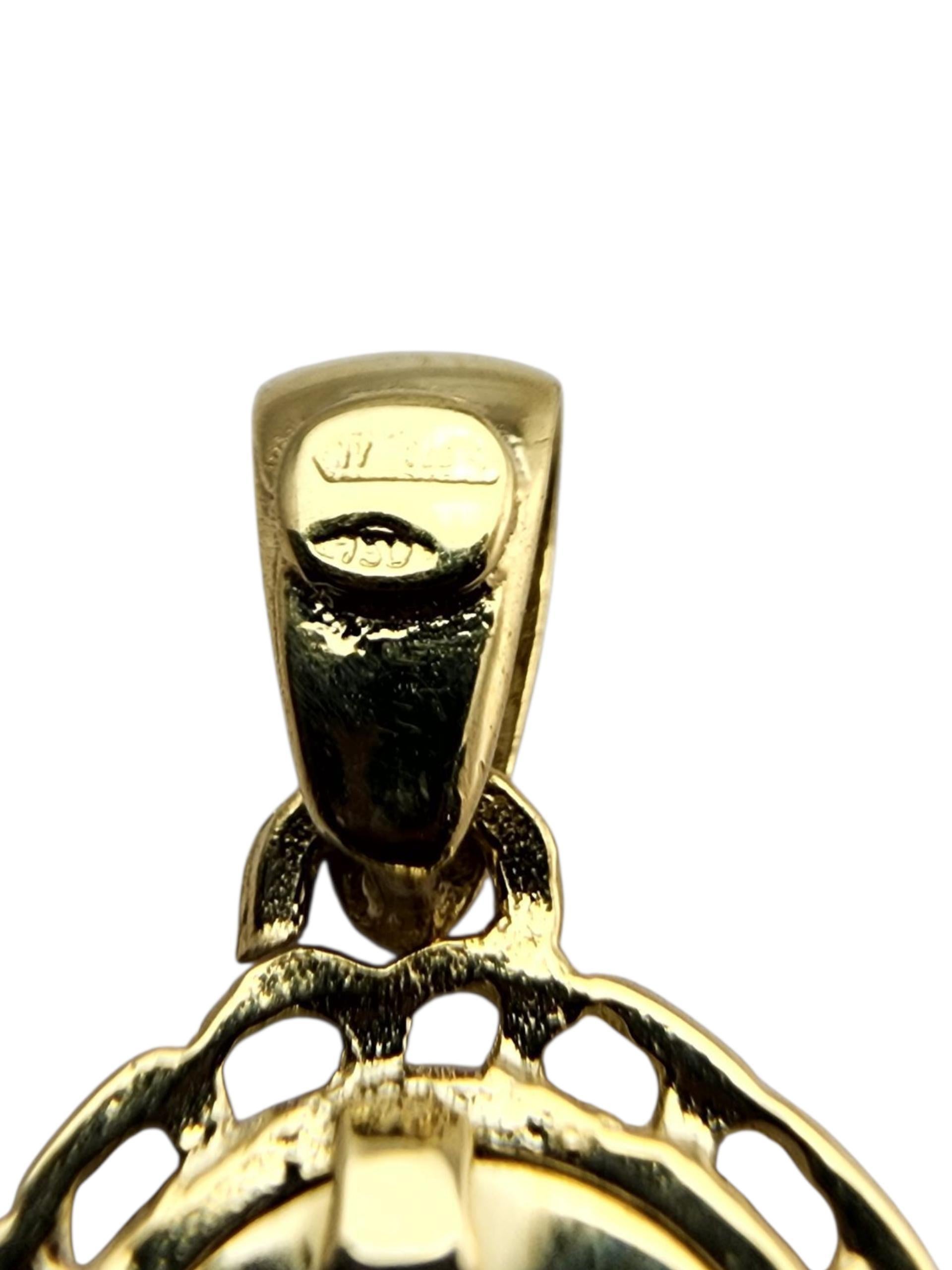 Pendentif en or jaune 18 carats représentant la Sainte Mère et l'Enfant Jésus #23691 Pour femmes en vente