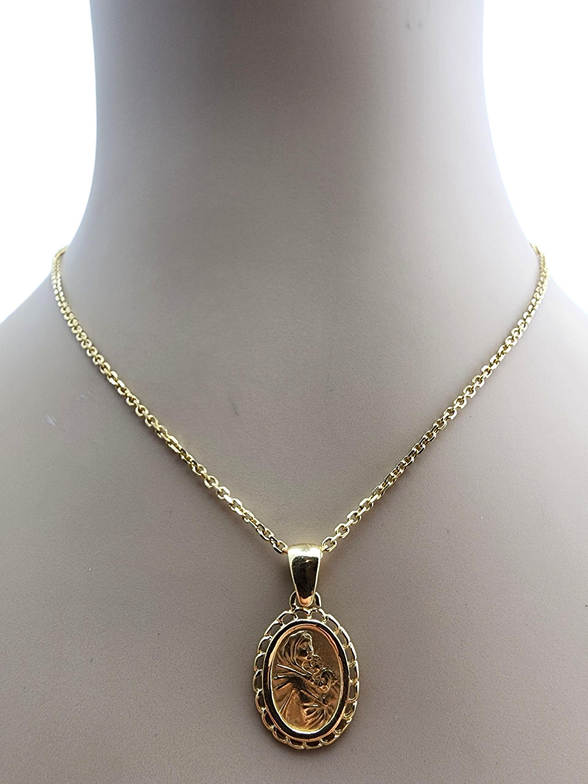 Pendentif en or jaune 18 carats représentant la Sainte Mère et l'Enfant Jésus #23691 en vente 1