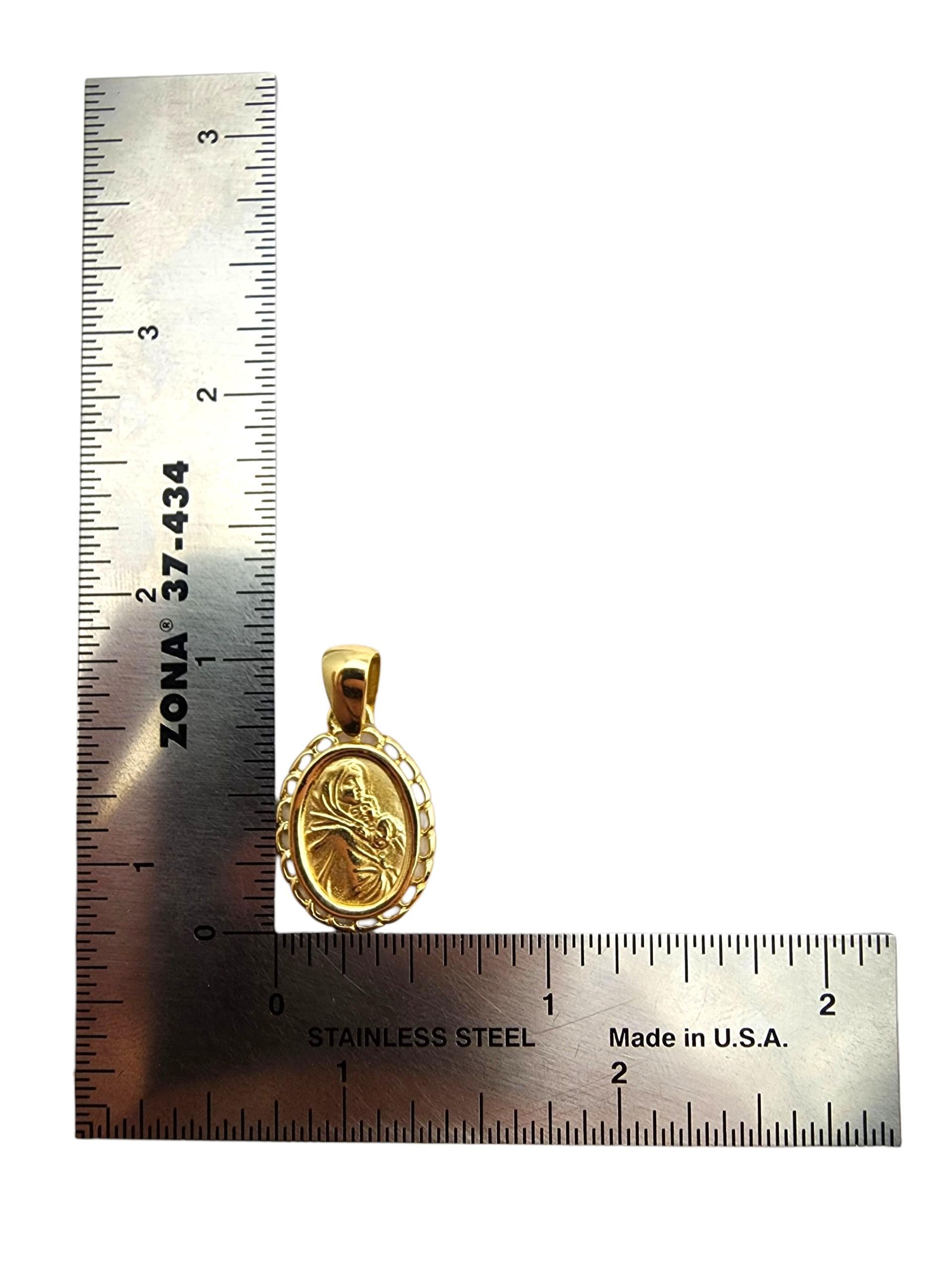 Pendentif en or jaune 18 carats représentant la Sainte Mère et l'Enfant Jésus #23691 en vente 2