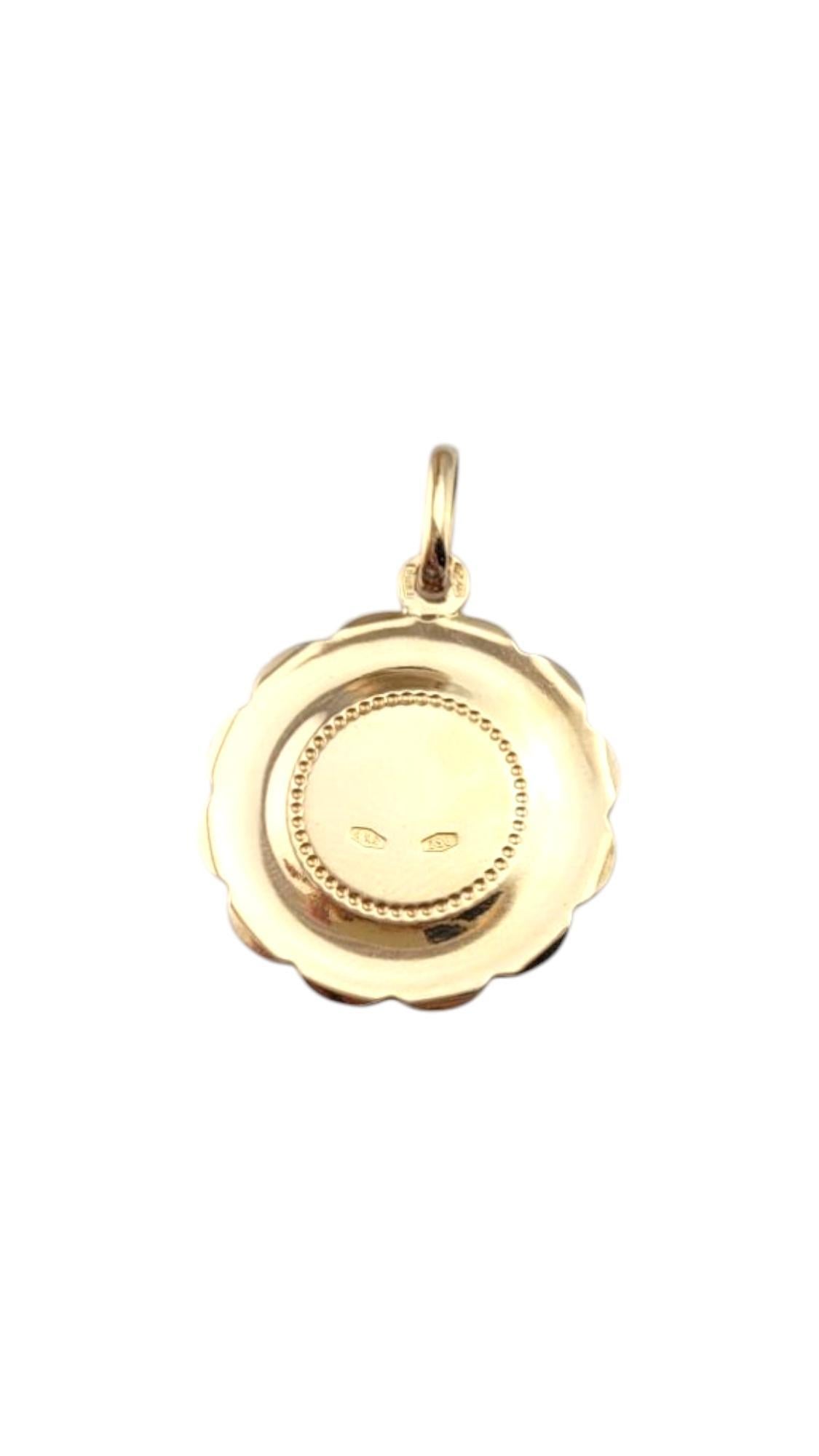 Pendentif Sainte Mère en or jaune 18K

Ce pendentif en or jaune 18 carats représente la grâce et la protection de la Vierge Marie ! Symbole de l'amour, de la foi et de la guidance divine, cette pièce élégamment travaillée offre un rappel de la force