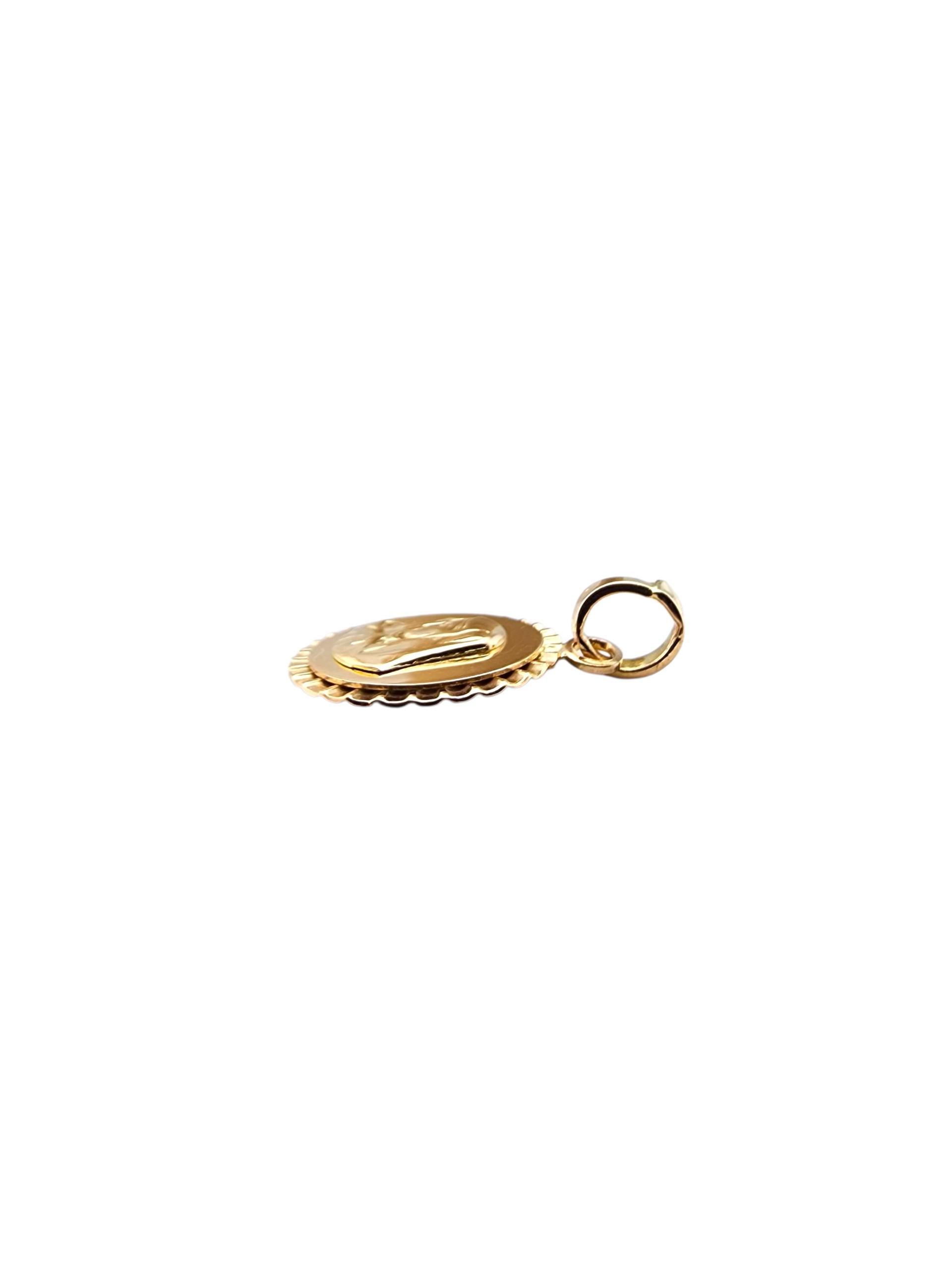 Ciondolo della Madonna in oro giallo 18 ct.

Questo ciondolo della Madonna in oro giallo 18 carati irradia una devozione senza tempo, un pezzo significativo che unisce fede ed eleganza in uno stile classico.

Test di purezza XRF

Peso: 2,8 g/ 1,8