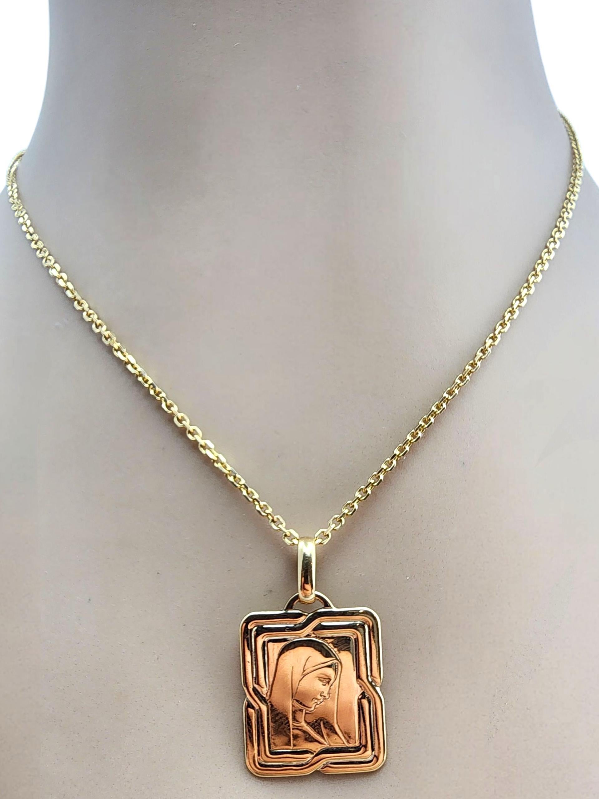 Pendentif Sainte Mère en or jaune 18 carats

Ce pendentif de la Sainte Mère en or jaune 18 carats présente un motif magnifiquement détaillé qui reflète la foi et la dévotion. Son riche ton d'or et sa finition polie lui confèrent une élégance