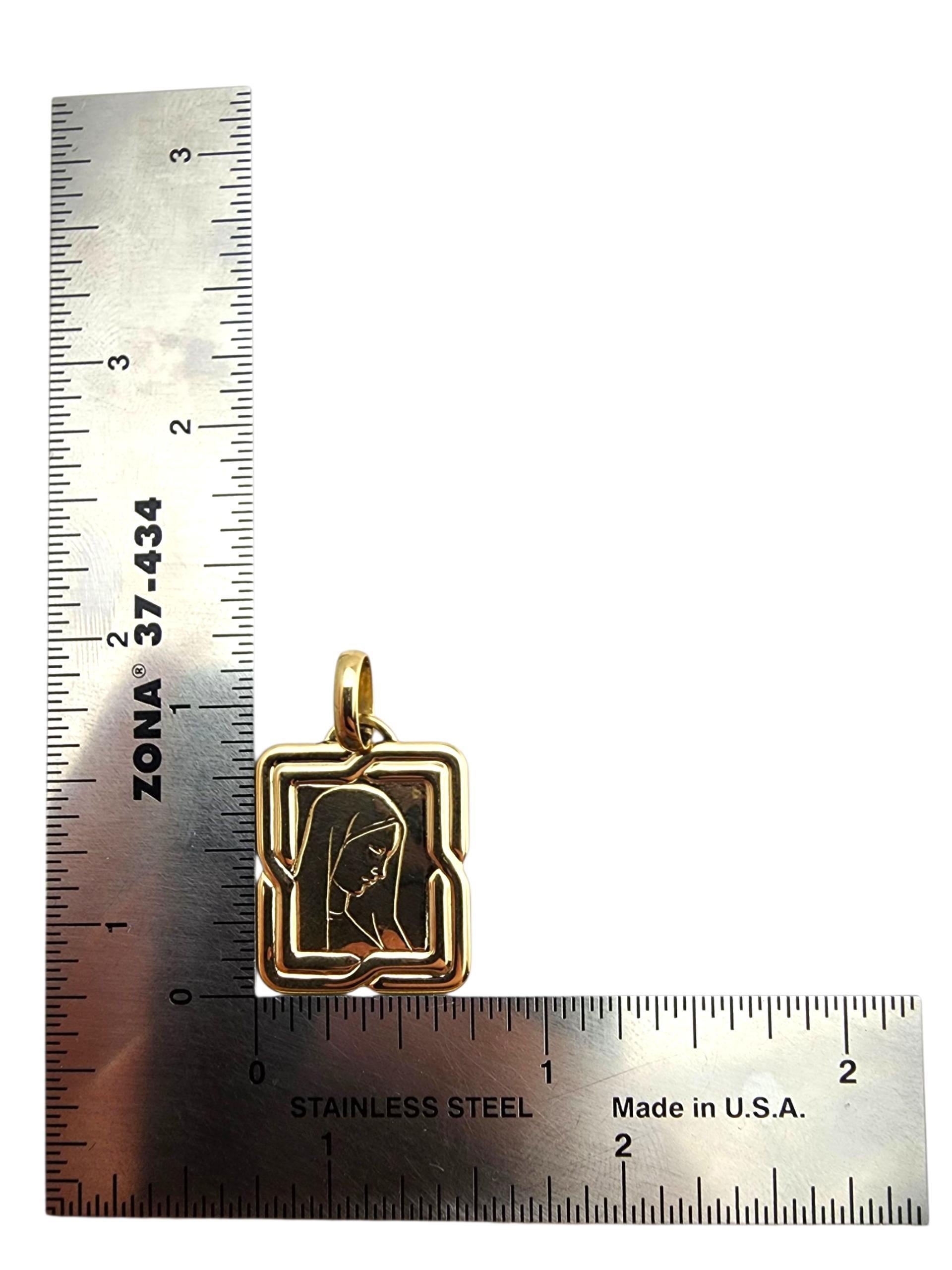 Pendentif Sainte Mère en or jaune 18 carats #23674 en vente 2