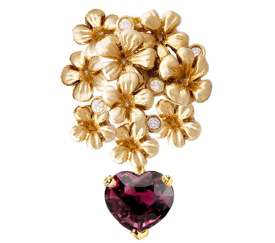 Taille cœur Broche fleur en or jaune 18 carats avec diamants et rubellite taille cœur en vente