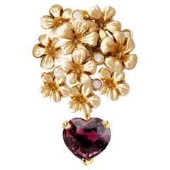 Blütenbrosche aus 18 Karat Gelbgold mit Diamanten und Rubellit im Herzschliff