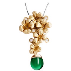 Ciondolo a forma di fiore in oro giallo con diamanti dell'artista