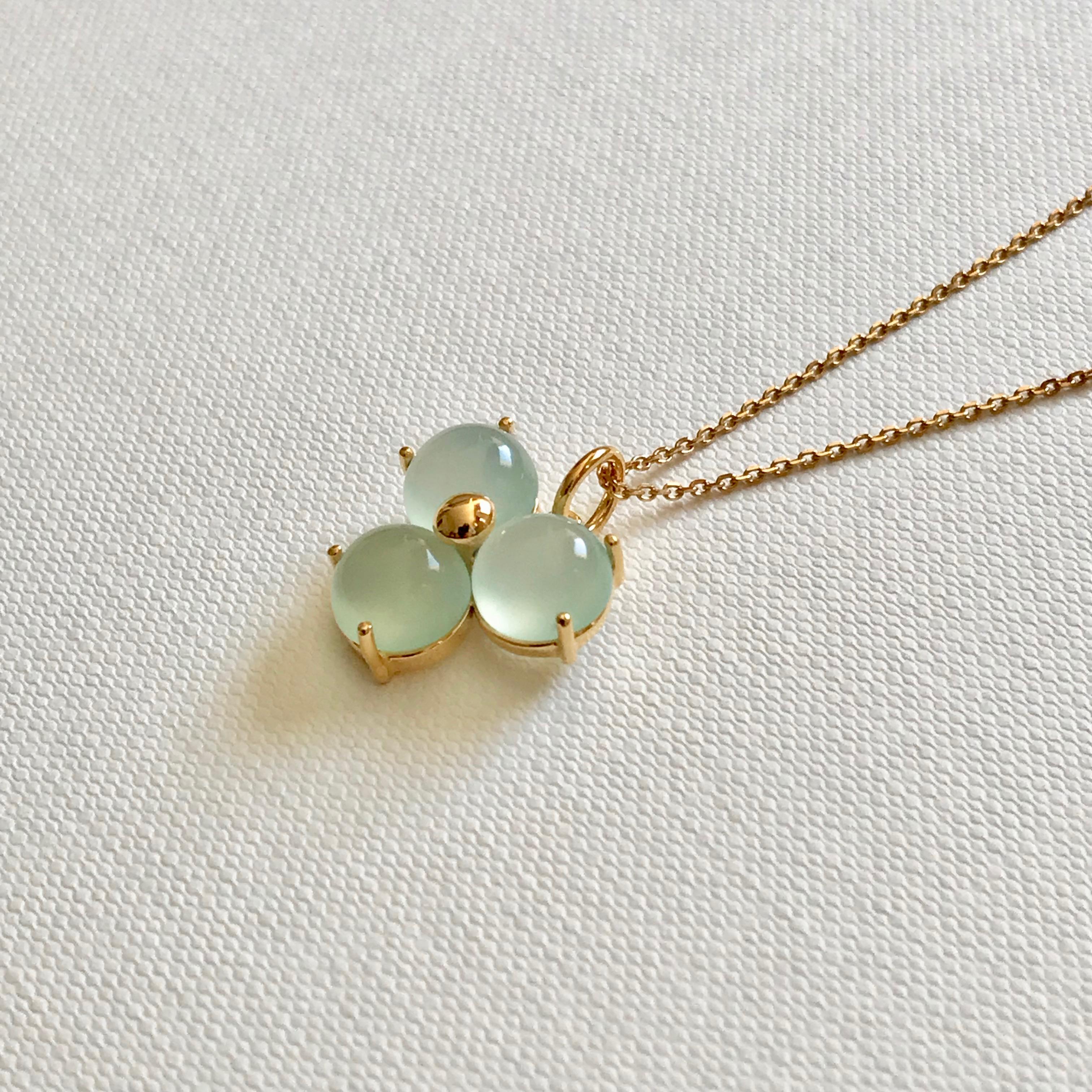 Contemporary 18 Karat Yellow Gold Blue Blossom Pendant Chain Necklace