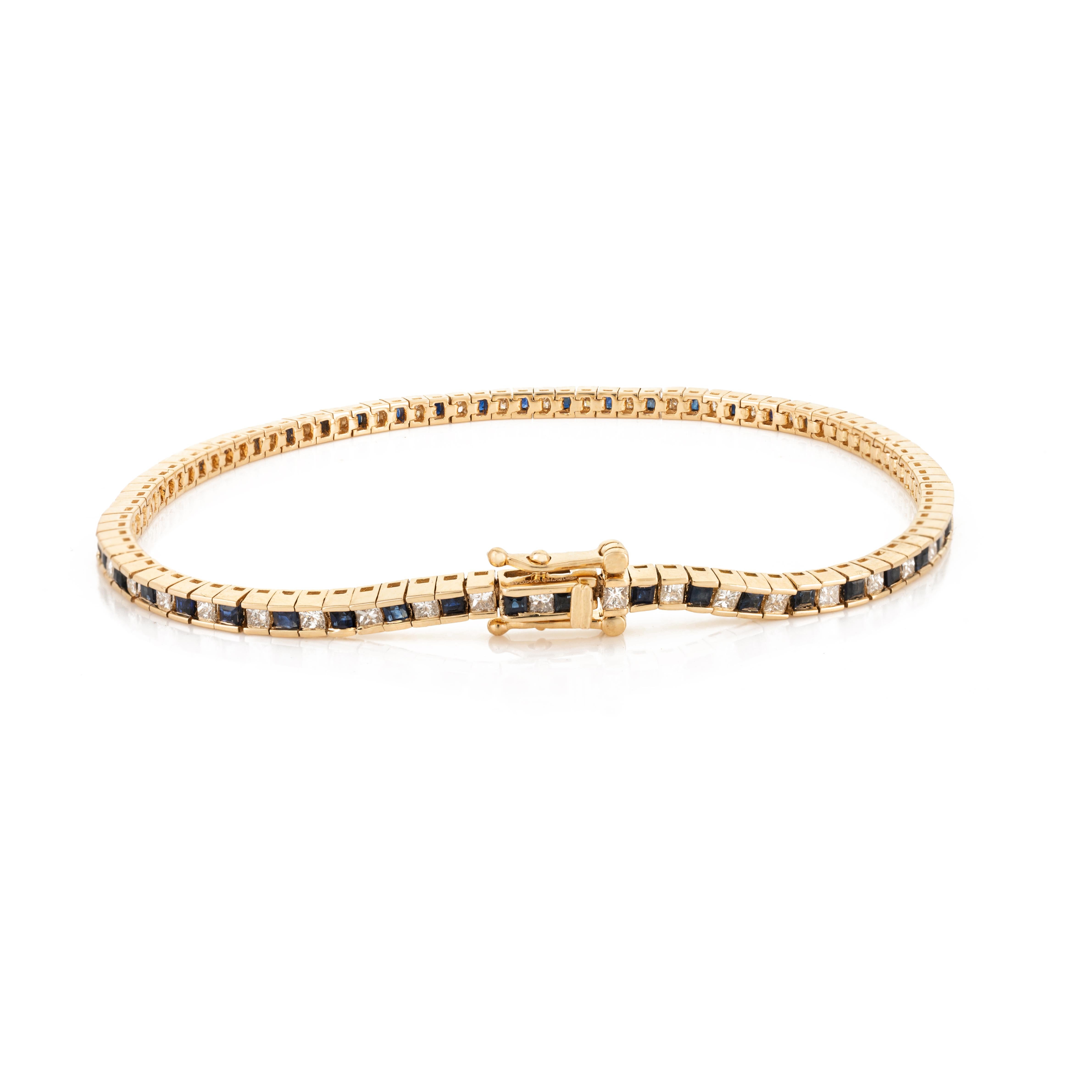 Bracelet en or jaune 18 carats avec saphirs bleus et diamants pour elle Neuf - En vente à Houston, TX