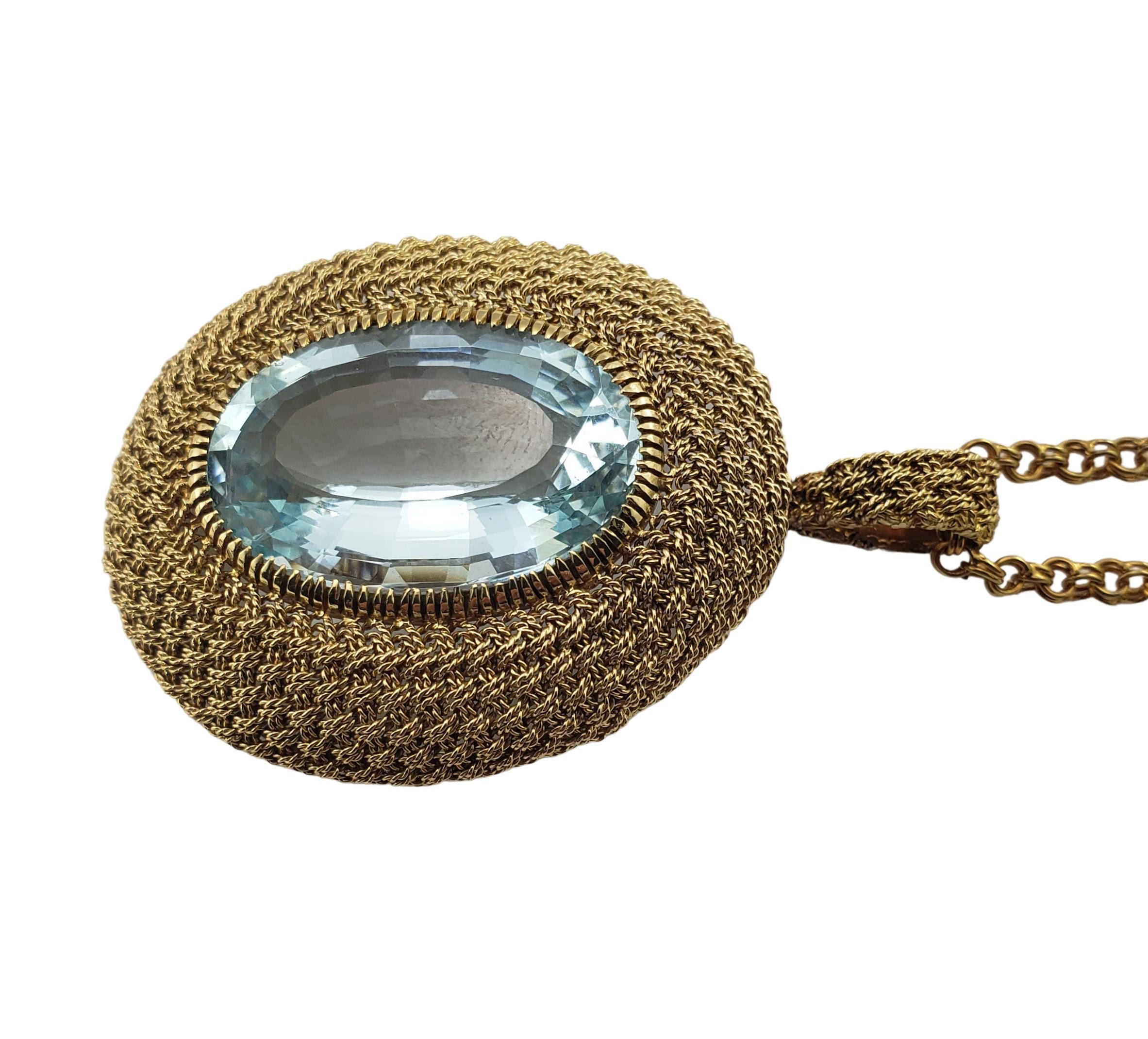 Collier pendentif aigue-marine en or jaune 18 carats certifié GAI -

Ce superbe collier pendentif comporte une aigue-marine ovale (24 mm x 16 mm) sertie dans de l'or jaune 18 carats magnifiquement détaillé.

Poids de l'aigue-marine :  27,81