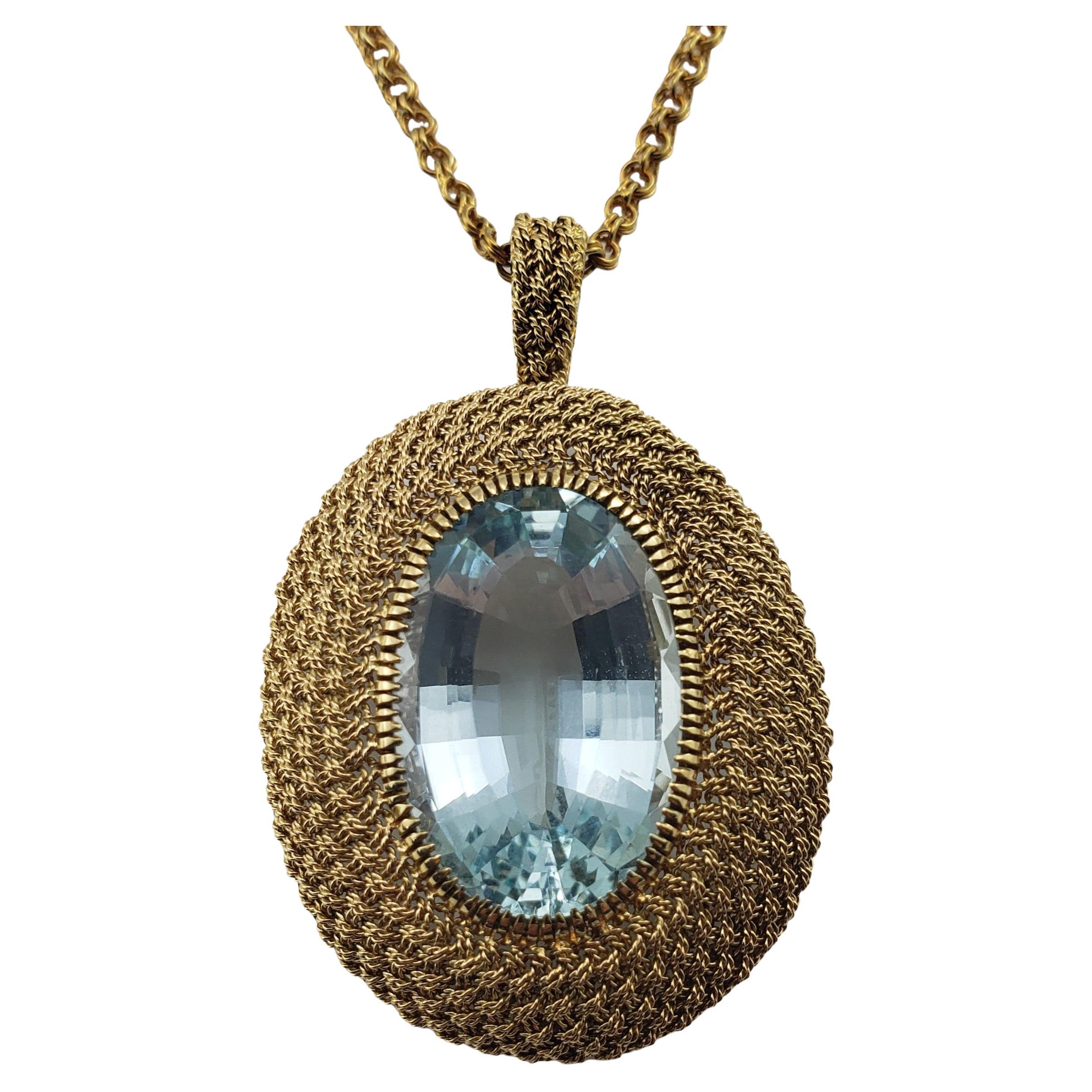 18 Karat Yellow Gold Aquamarine Pendant Necklace For Sale