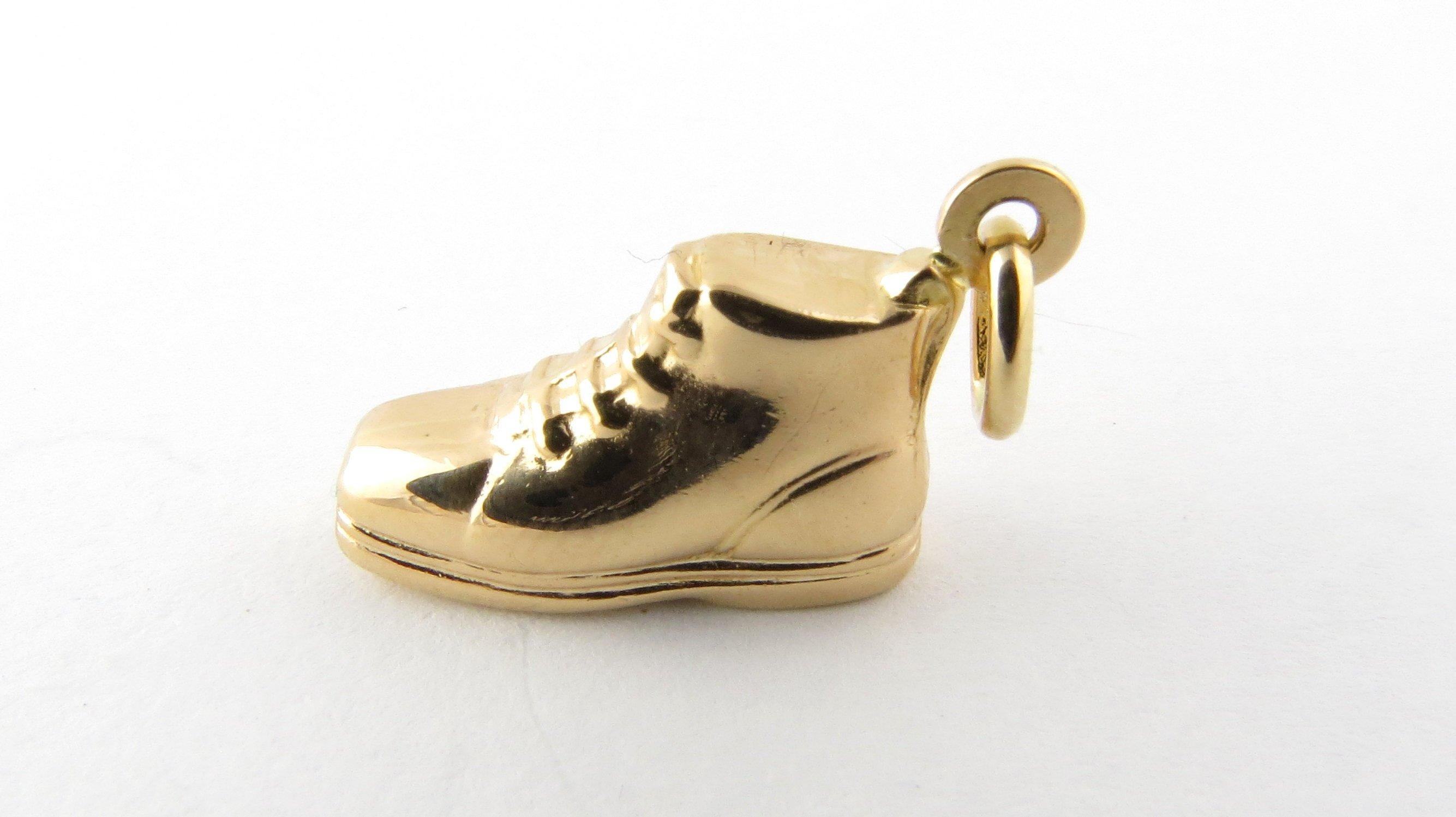 Vintage 18 Karat Yellow Gold Boot Charm
This beautifully crafted charm features a miniature 3D boot meticulously detailed in 18K yellow gold. 
Size: 13 mm x 16 mm (actual charm) 
Weight: 1.0 dwt. / 1.6 gr. 
Hallmark: 750 
Very good condition,