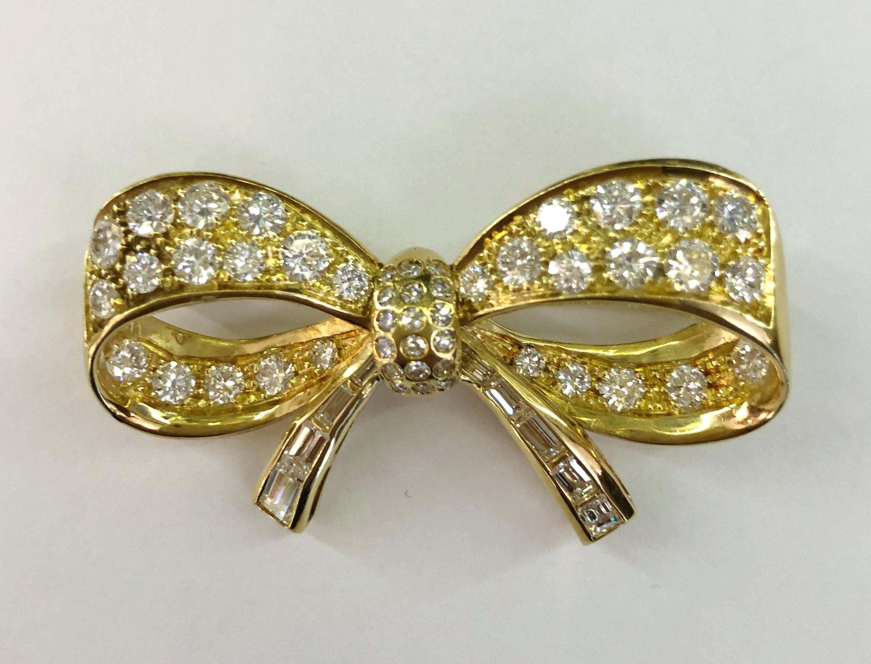 Vintage 18 karat yellow gold bow brooch, with round and tapered brilliant diamonds for a total of 3.5 karats, Italy 1960s-1970s 
Length 4.9cm