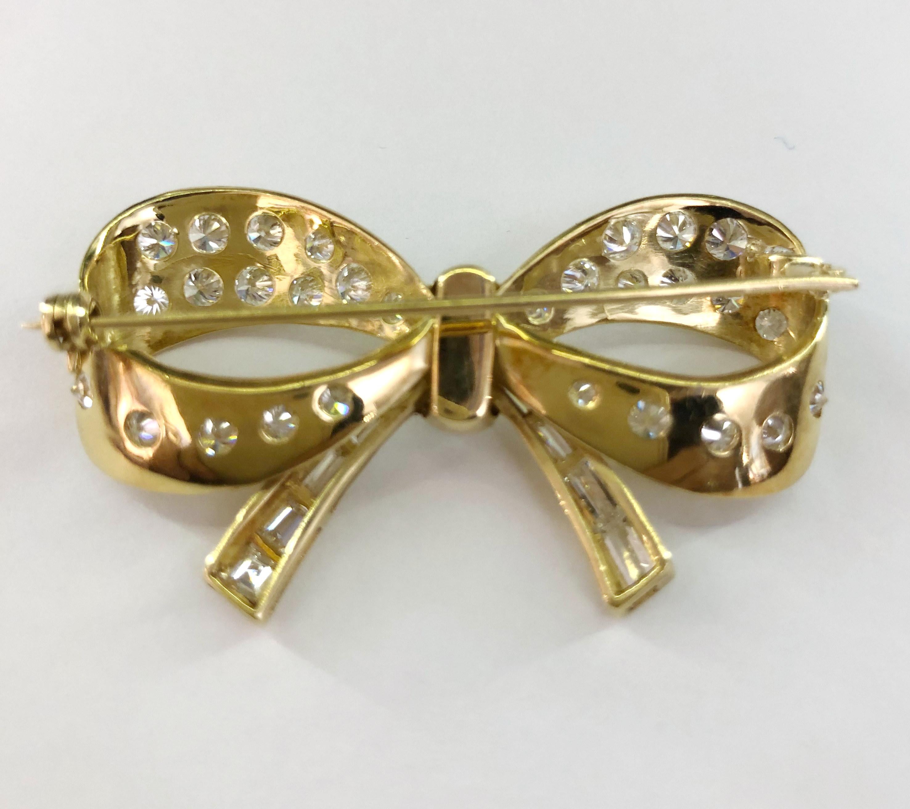 Brilliant Cut 18 Karat Yellow Gold Bow Brooch For Sale