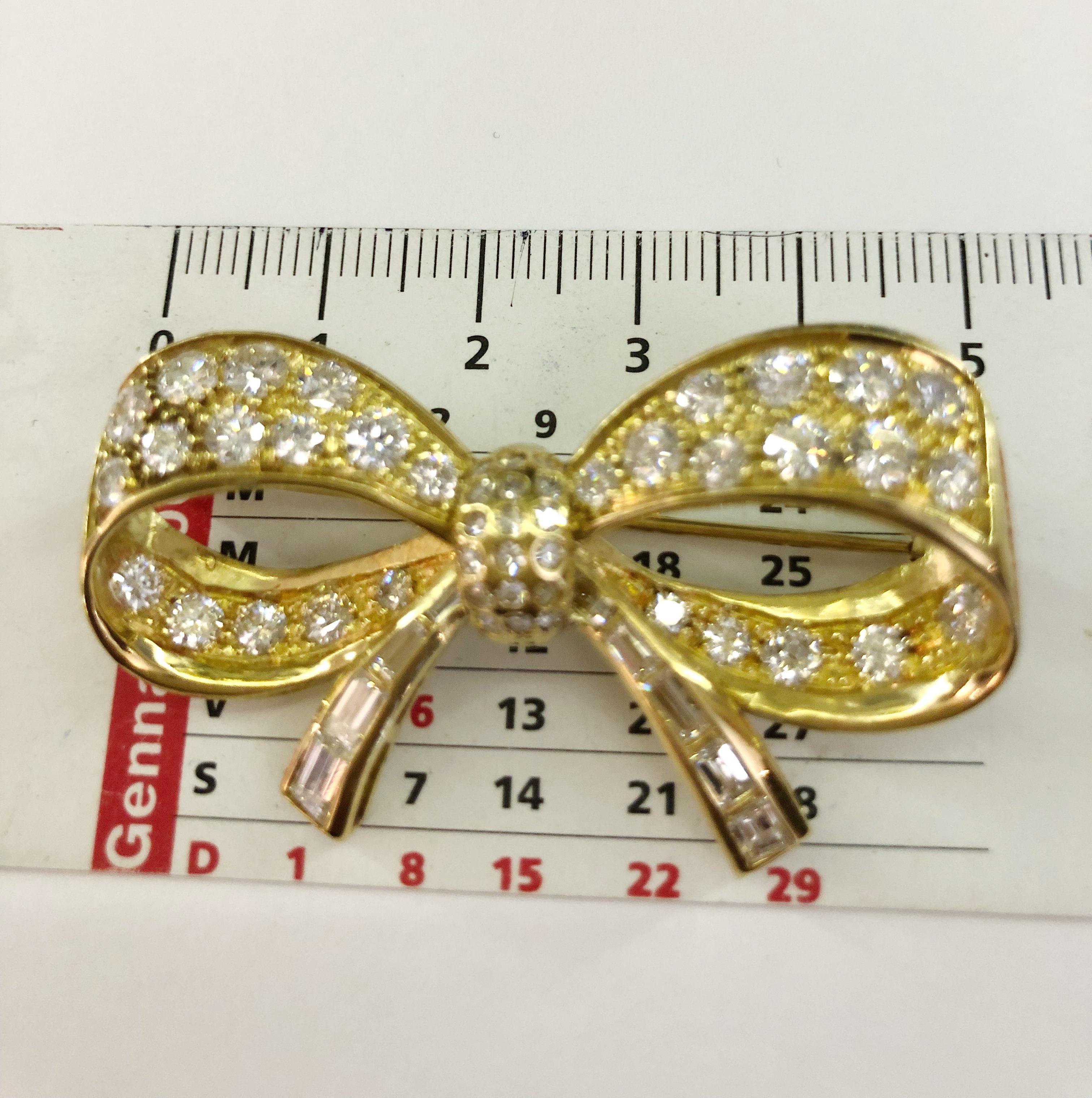 18 Karat Yellow Gold Bow Brooch In Good Condition For Sale In Palm Springs, CA