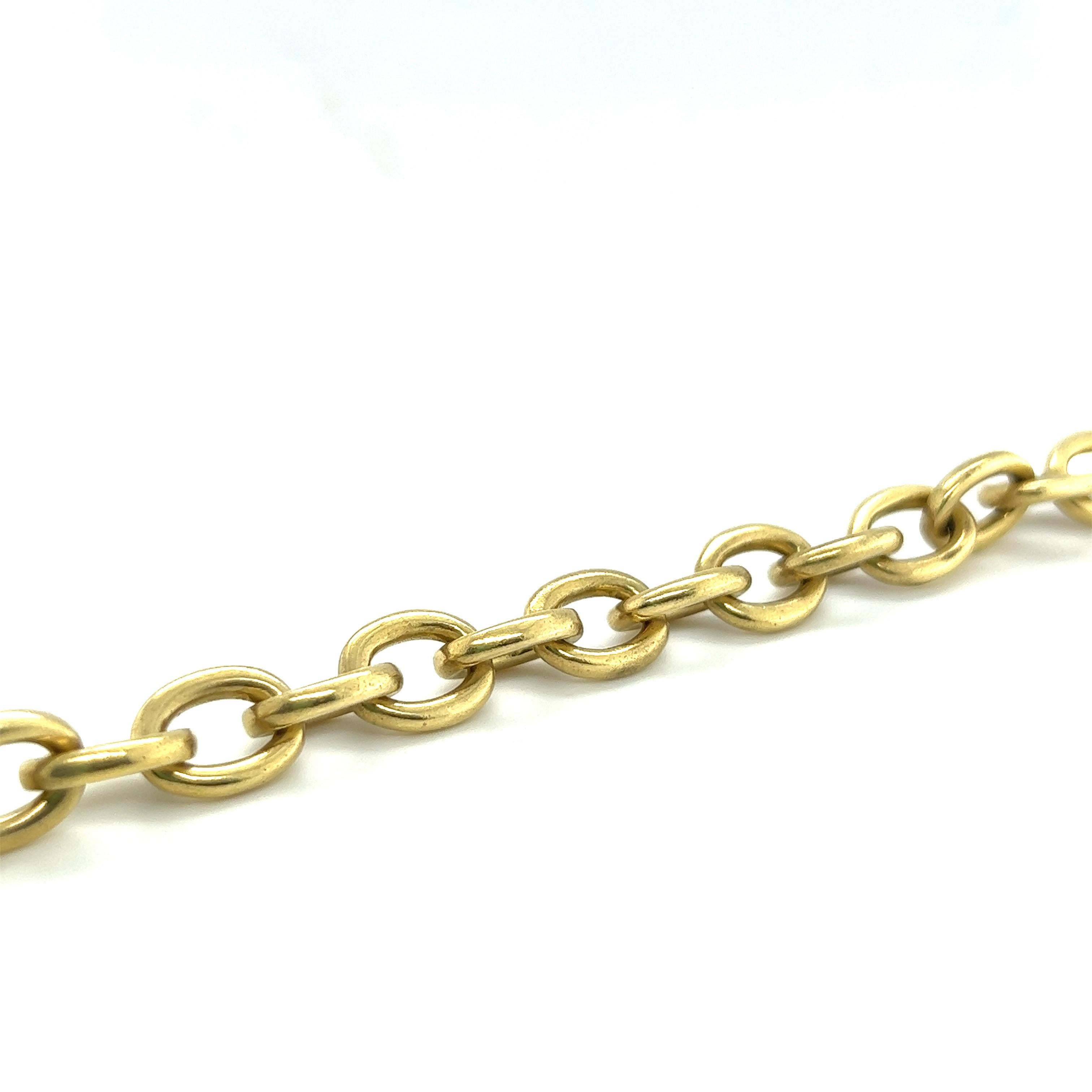 Beautiful 18 karat yellow gold bracelet by Vahe Naltchayan, 1987.

Cable chain bracelet composed of oval yellow gold links. The bracelet is completed by a toggle clasp accented with tiny gold beads. 

Vahe Naltchayan is a Lebanese jewelry designer.
