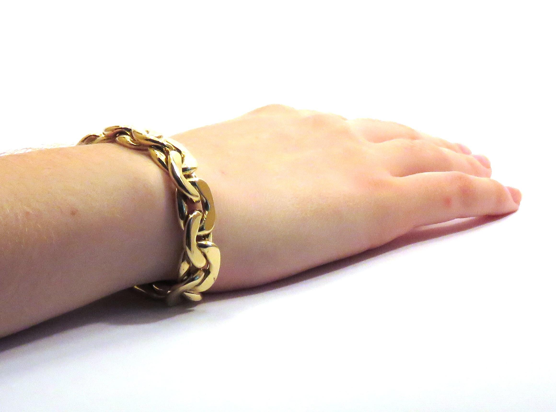 1980s classic groumette bracelet in 18k yellow gold 
This is the iconic collection made in Italy by Botta Gioielli
The total lengh is 19 cm/ 7.48 inches
The total weight of the gold is 33 grams/ 1.060 troy ounces.
It  is stamped with the Italian