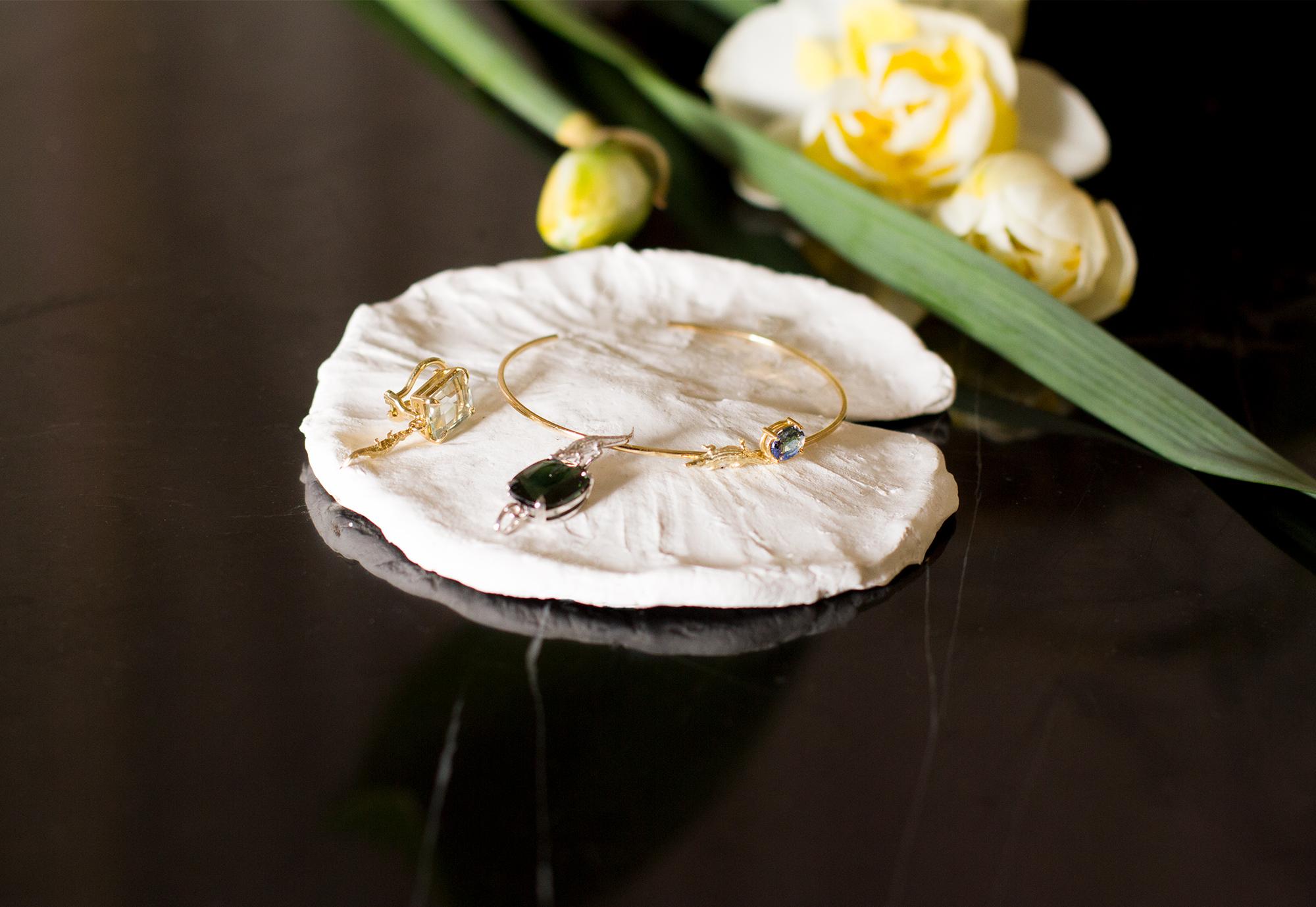 Contemporary Eighteen Karat Yellow Gold Sculptural Bracelet with Natural Cushion Emerald For Sale