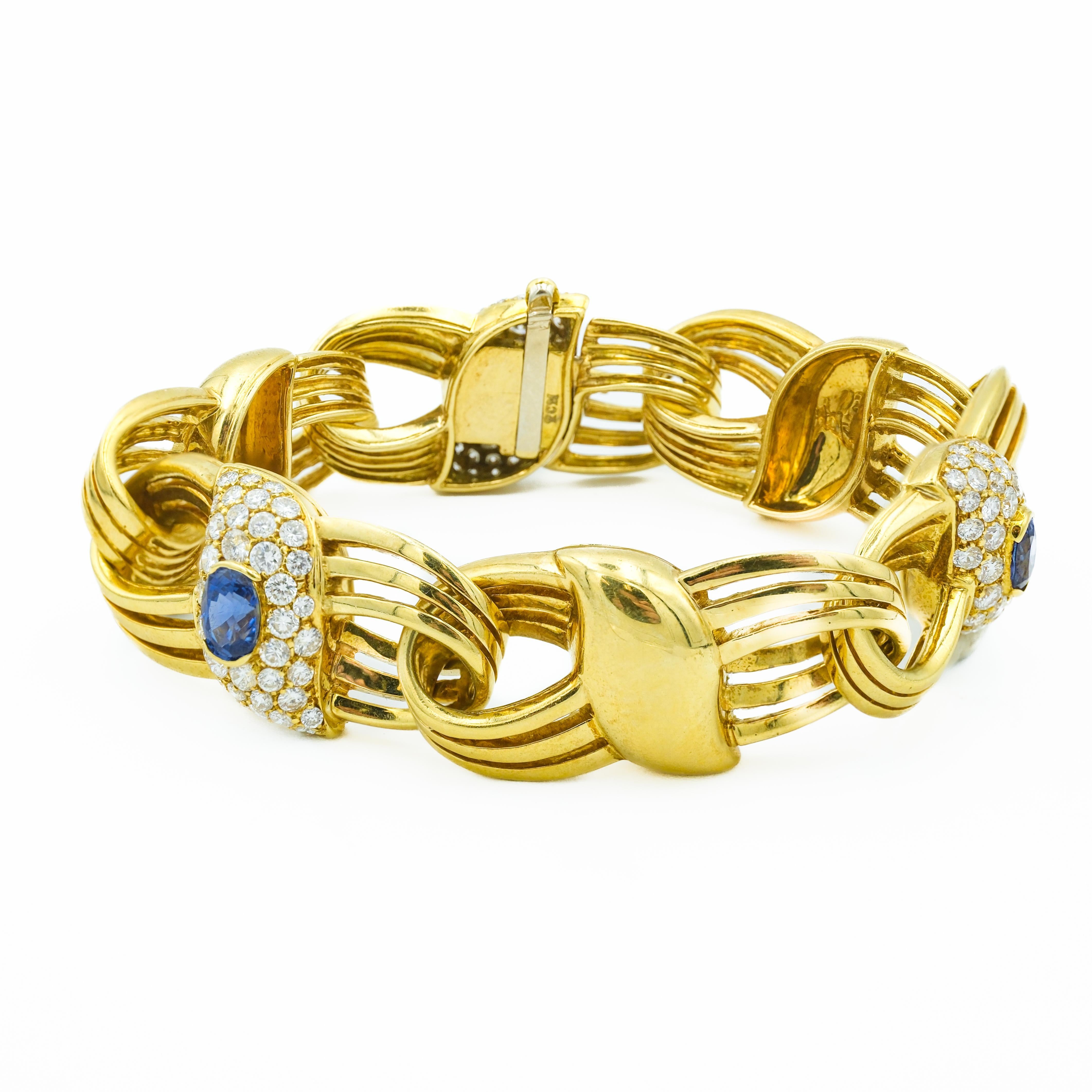 Dieses elegante Armband aus 18 Karat Gelbgold ist ein Zeugnis der Raffinesse des modernen Schmuckdesigns der 1970er Jahre. Es besteht aus einer Reihe kompliziert miteinander verbundener Elemente, die 2,53 Karat an  blauen Saphiren und 3,44 Karat