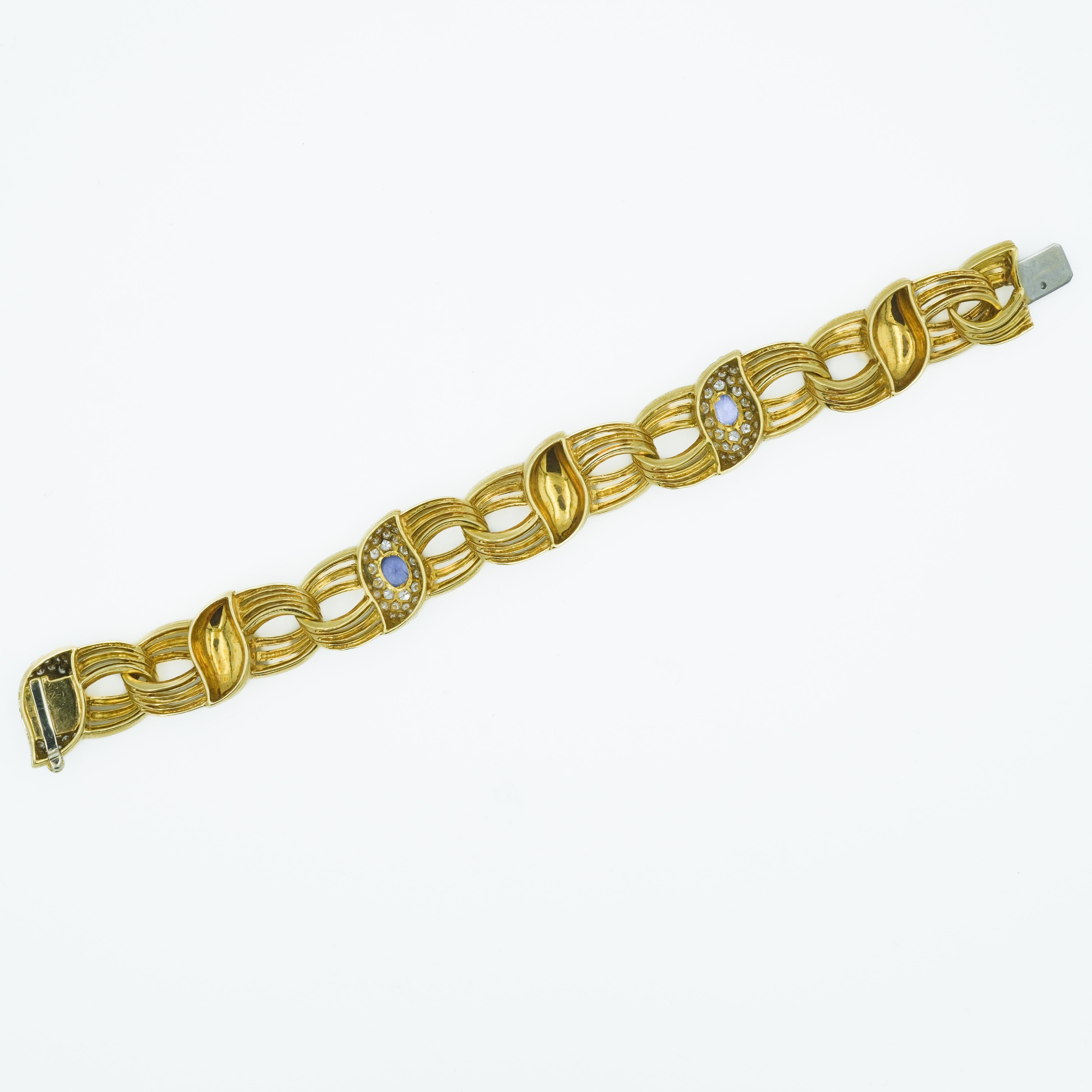 Armband aus 18 Karat Gelbgold mit blauen Saphiren und Diamanten (Rundschliff) im Angebot