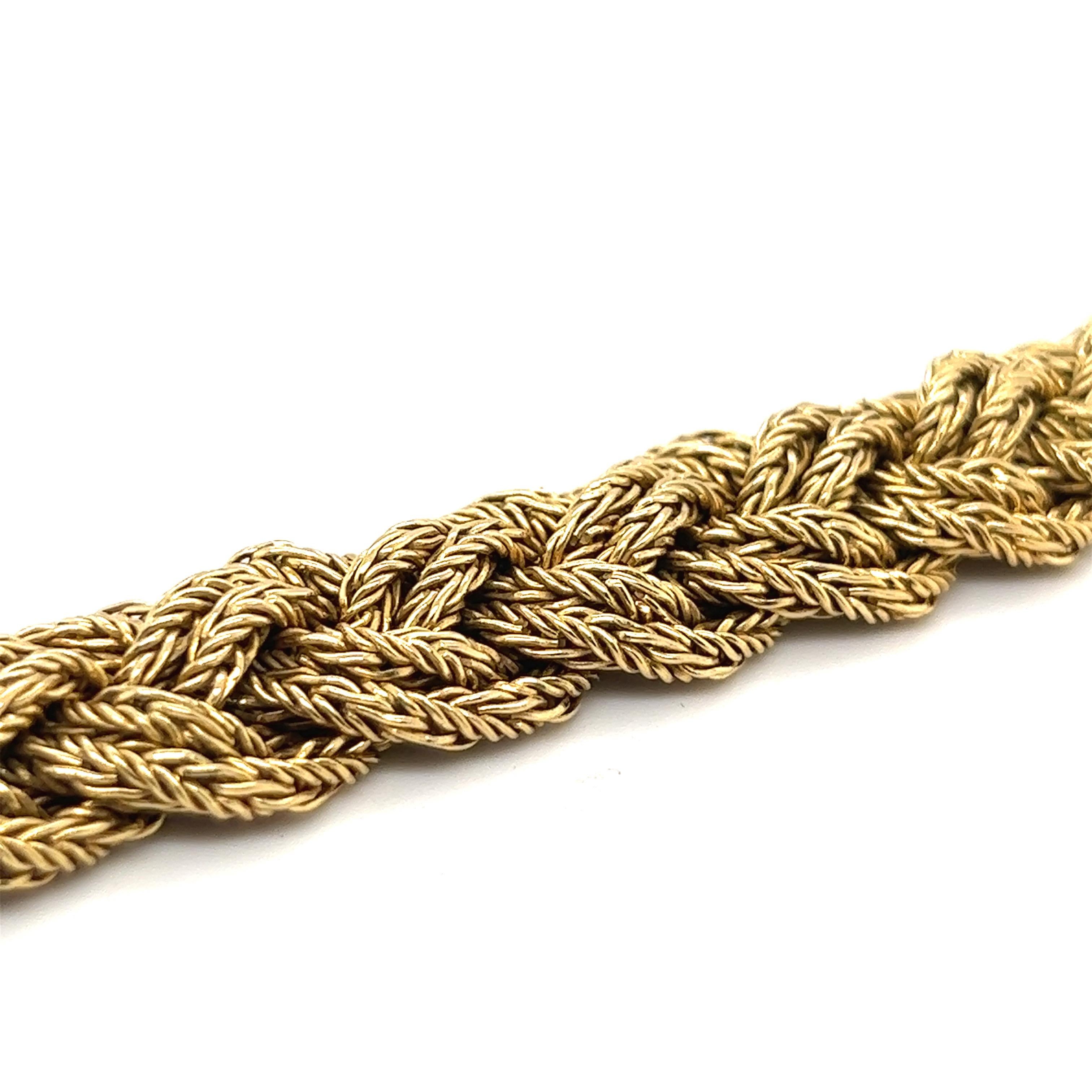 Wonderful 18 karat yellow gold bracelet with braided pattern, late 20th Century.
Crafted in 18 karat yellow gold and composed of 3 sets of corded gold wires interlaced as a braid. The bracelet is exceptionally flexible and supple and literally