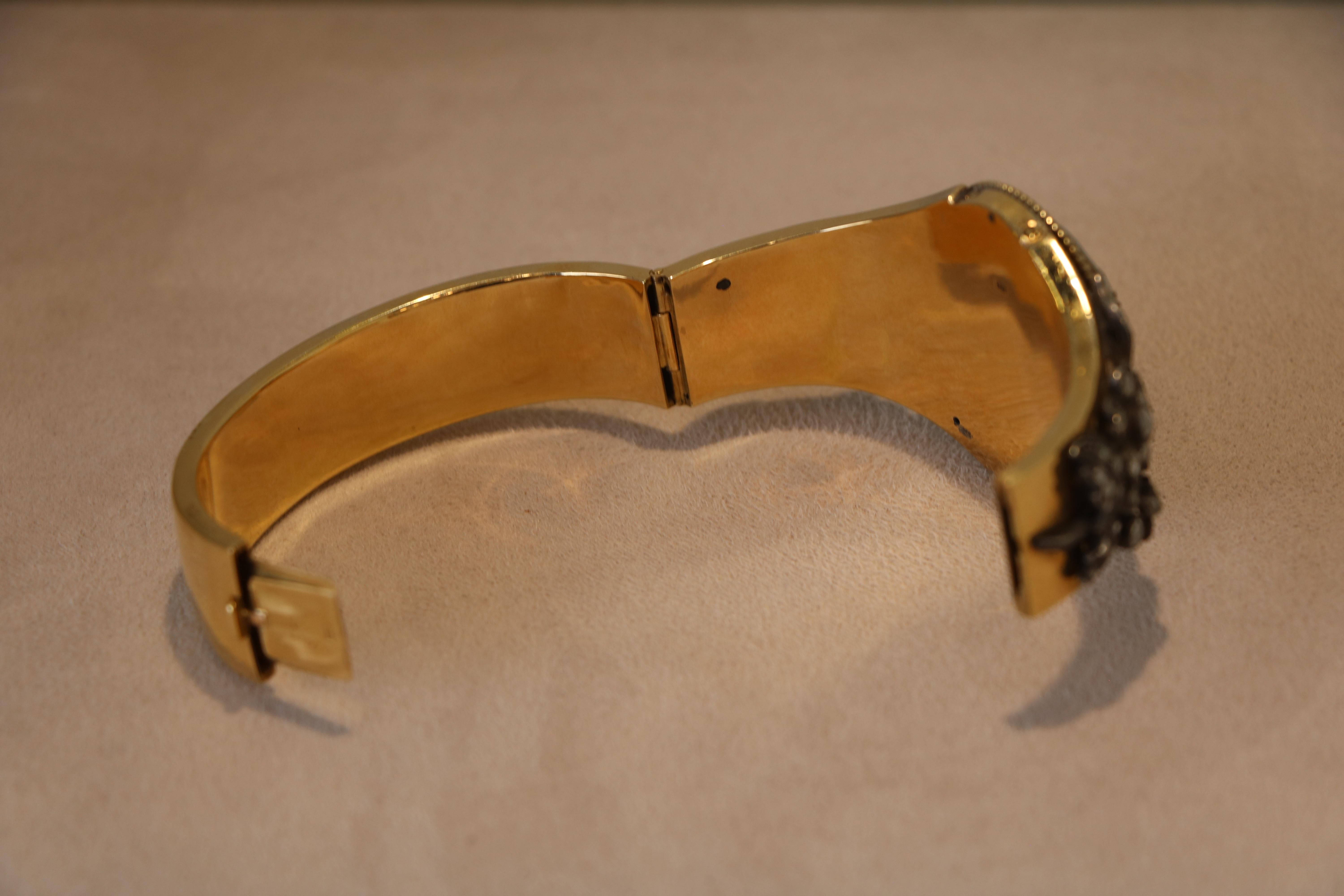 Bracelet en or jaune 18 carats avec émail et diamants en vente 1