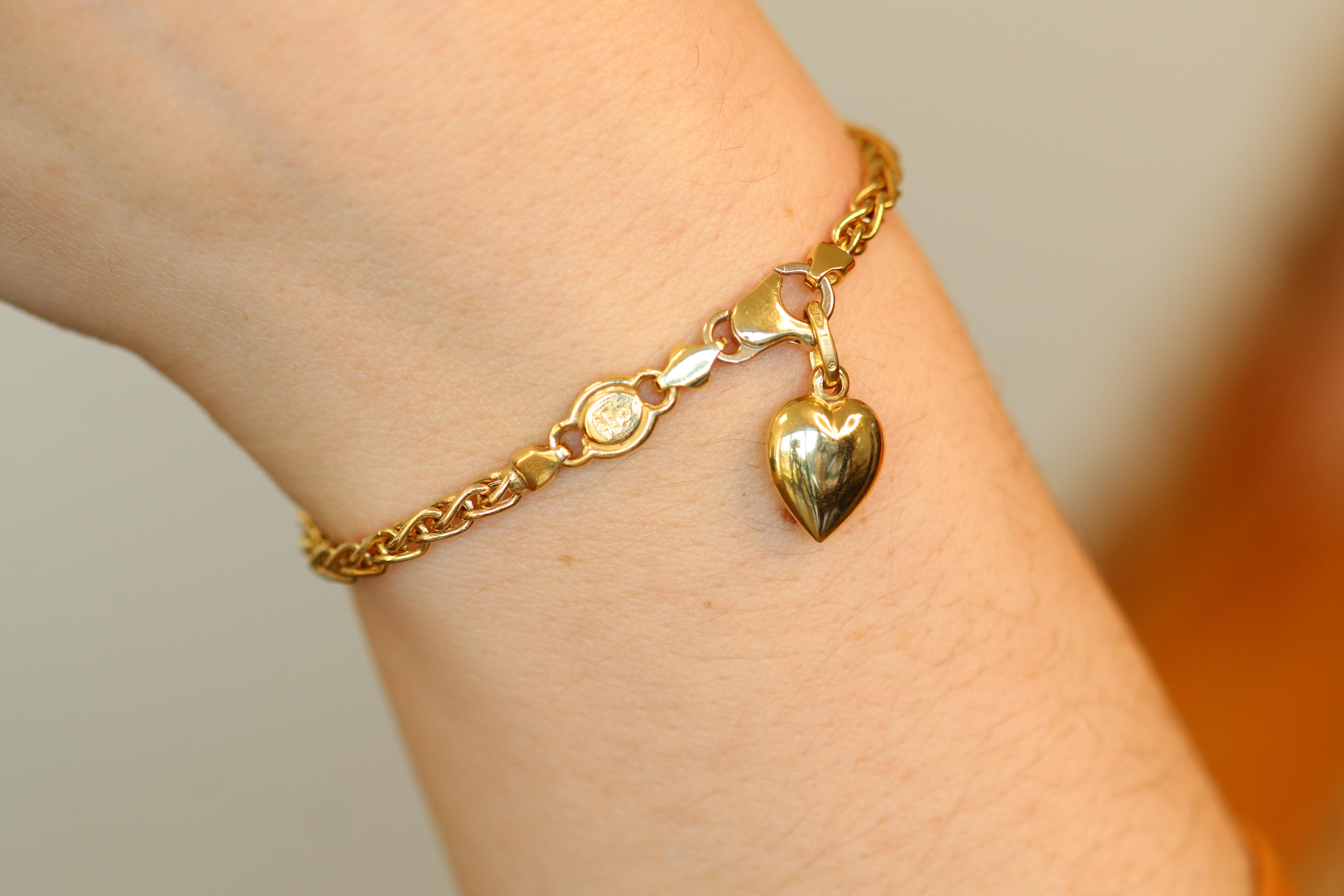 18 Karat Yellow Gold Bracelet with Heart Pendant 3