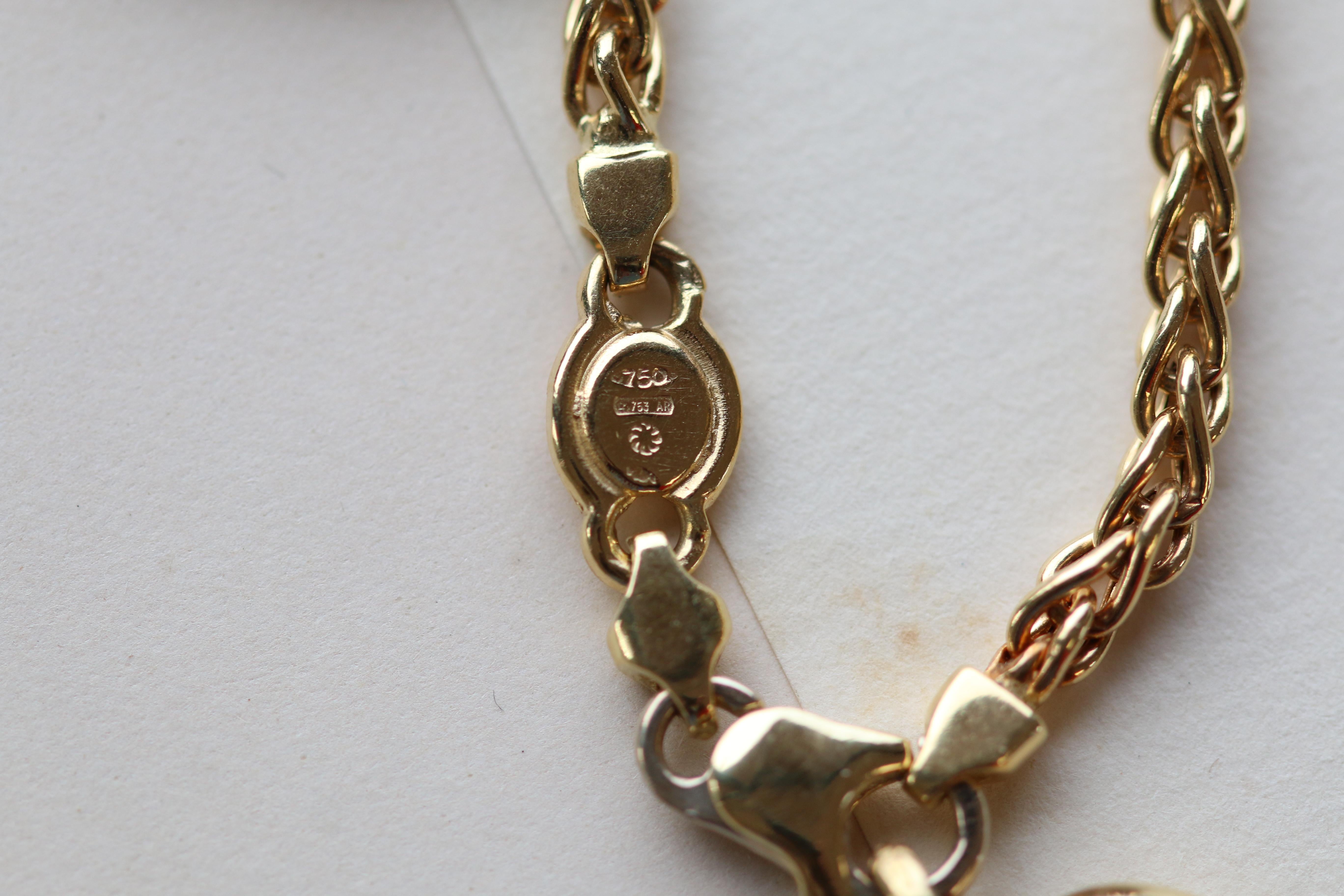 18 Karat Yellow Gold Bracelet with Heart Pendant In Excellent Condition In Banbury, GB