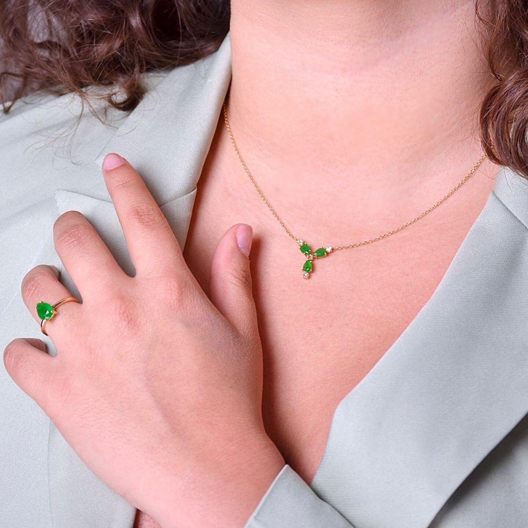 Kaloi Jewelry Collection, Handcrafted in Brazil, 18 karat yellow gold, 19 inches / 48.3 cm long, gemstone pendant necklace.

This elegant gemstone necklace features a ‘lucky clover’ inspired pendant, which consists of three Brazilian Aquarela