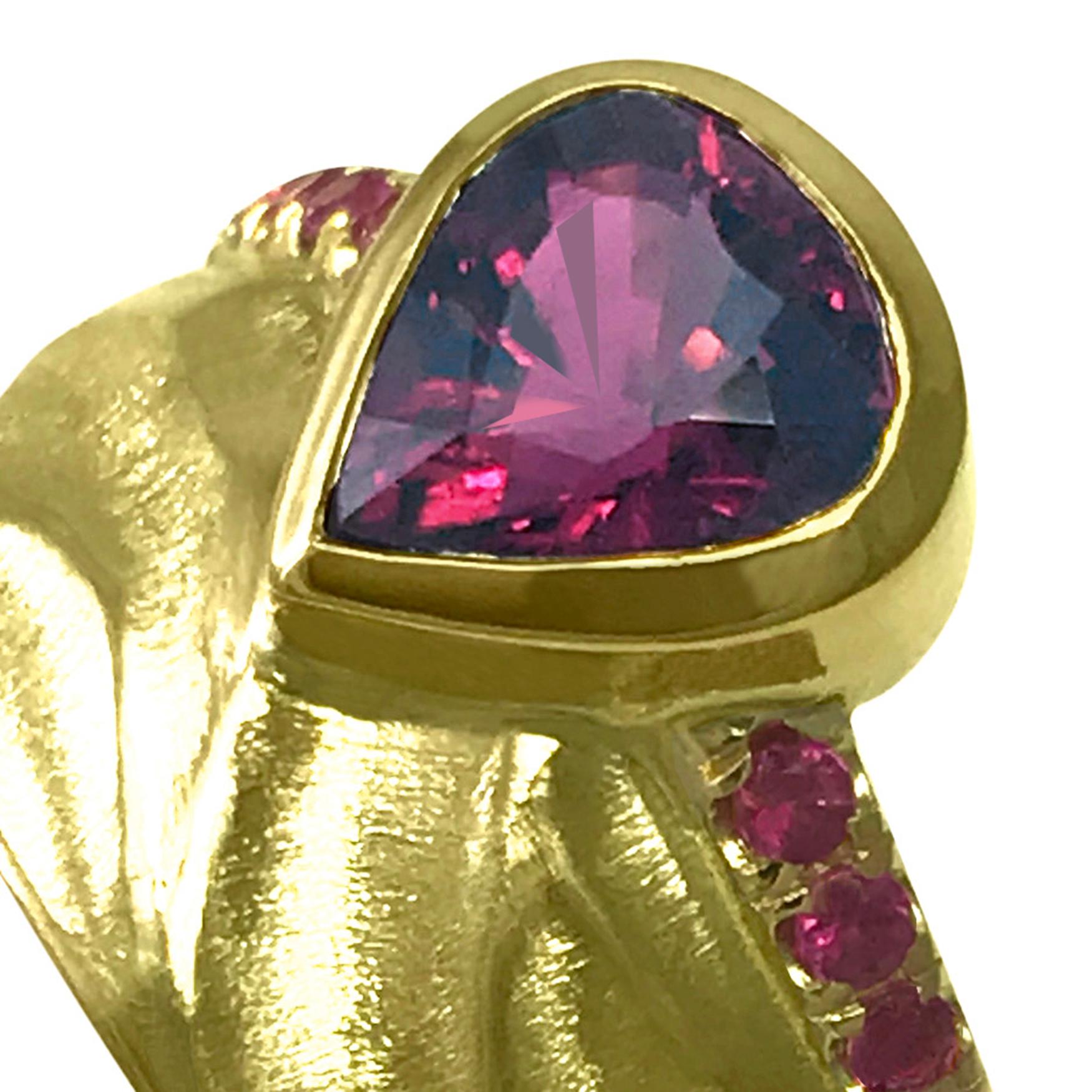 18 Karat Yellow Gold Texture Ring with 1.2 Carat Rhodolite Garnet Pink Sapphires (Tropfenschliff) im Angebot