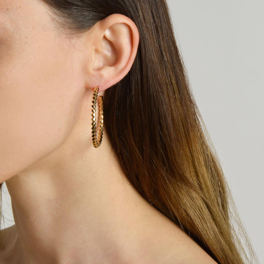High polish 18kt yellow gold Brillante® hoop earrings, grande.

Translated from a quintessential Venetian motif, the Brillante® jewelry collection combines strong jewelry design, cutting edge technology and fine engineering.

A bracelet from this