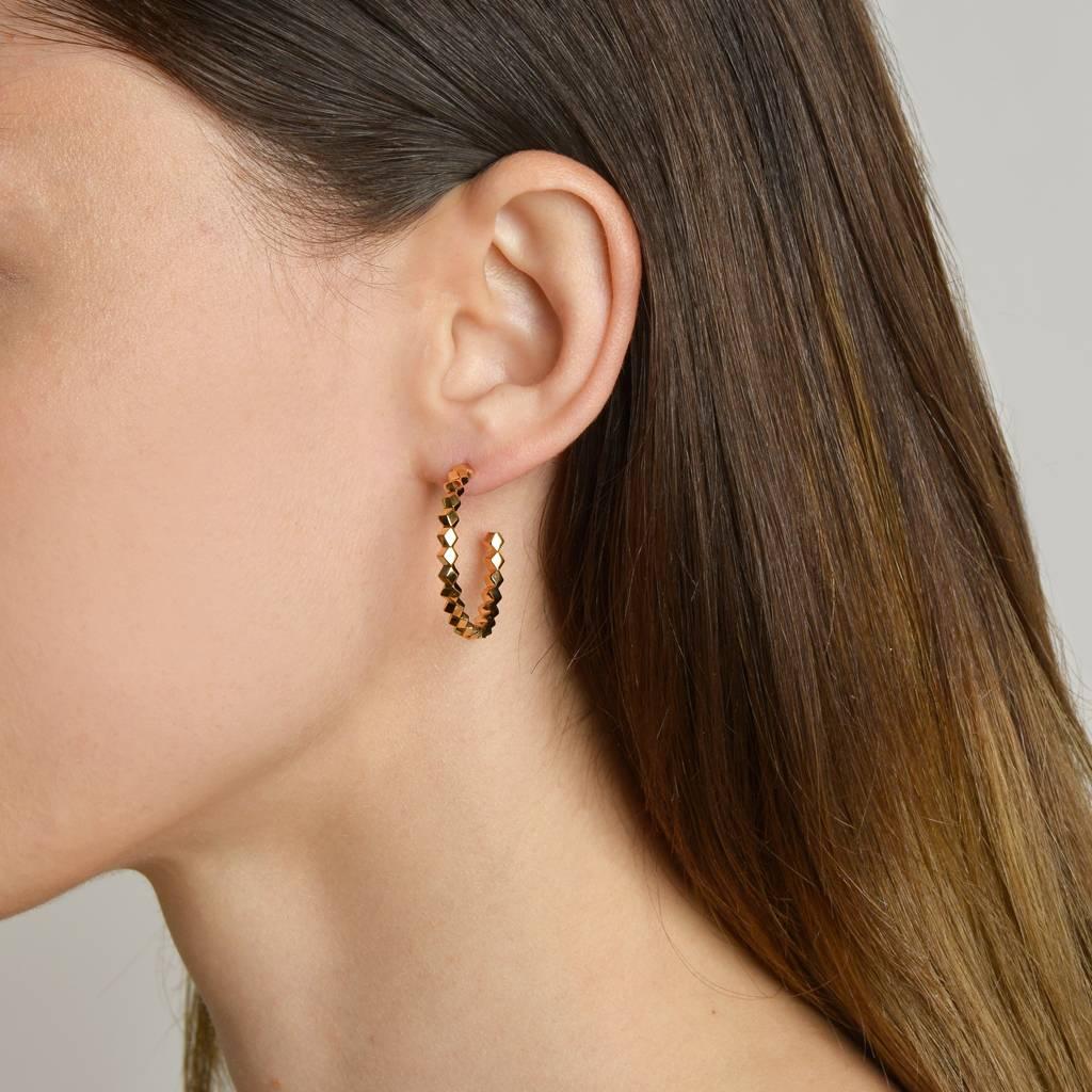 High polish 18kt yellow gold Brillante® hoop earrings, medium.

Translated from a quintessential Venetian motif, the Brillante® jewelry collection combines strong jewelry design, cutting edge technology and fine engineering.

A bracelet from this