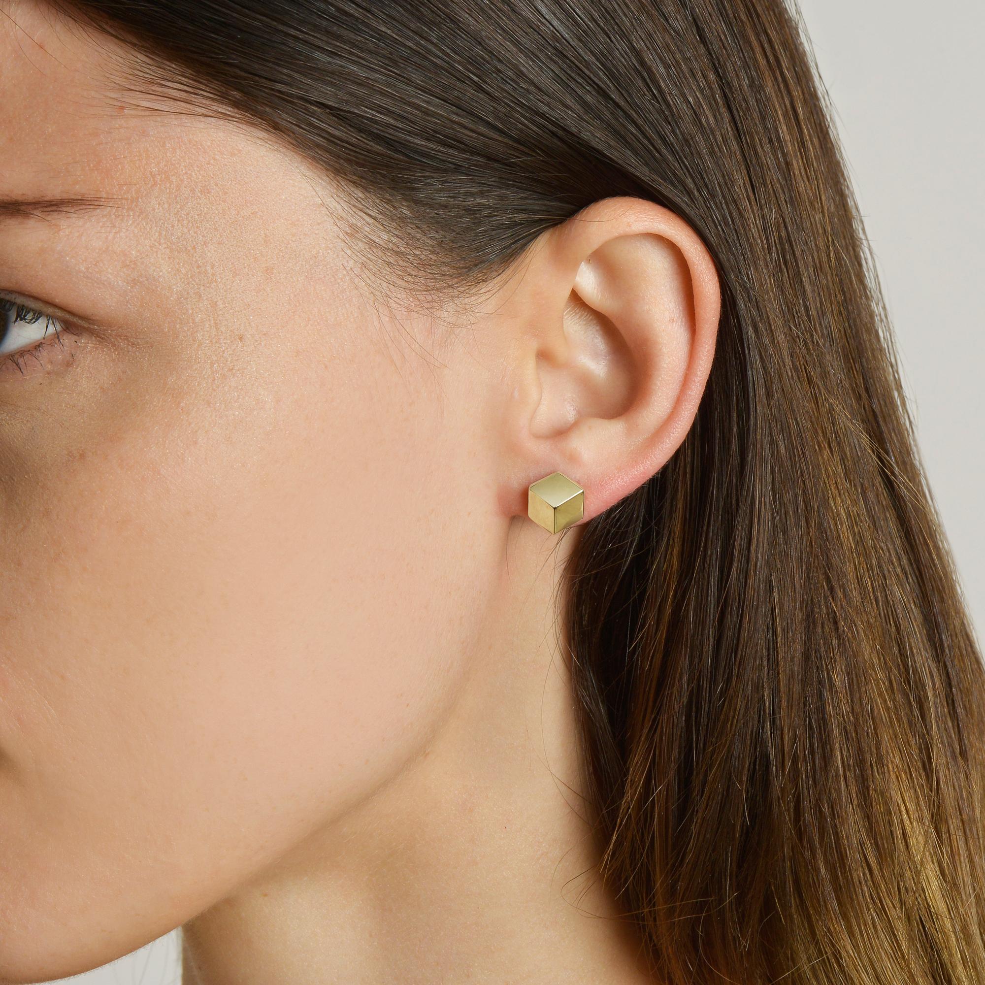 18kt yellow gold Brillante® stud earrings, petite.

Translated from a quintessential Venetian motif, the Brillante® jewelry collection combines strong jewelry design, cutting edge technology and fine engineering.

A bracelet from this iconic and