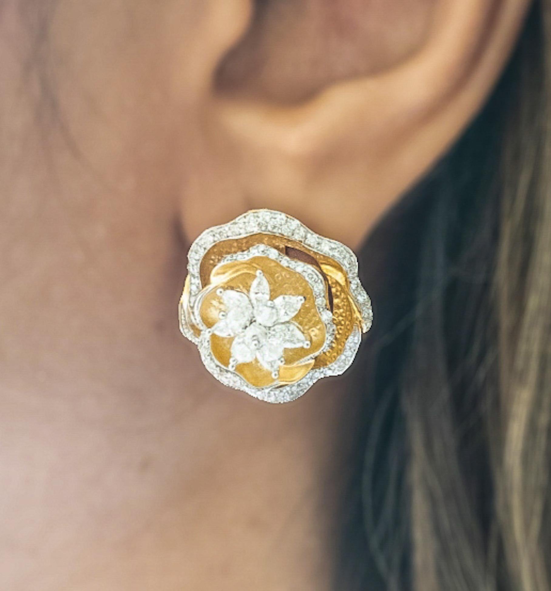 Modern 18 Karat Yellow Gold, Brilliant Cut Diamond Earrings