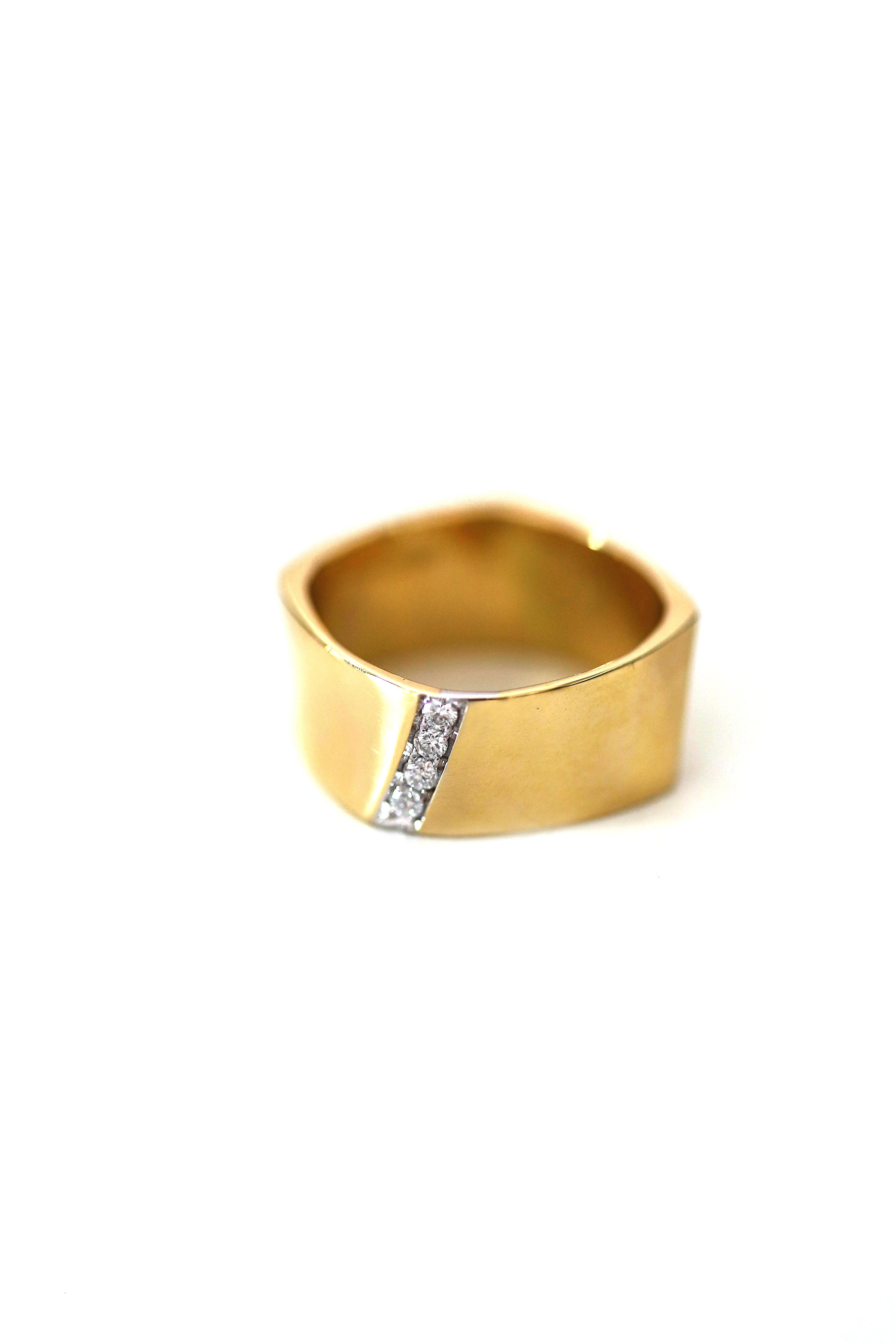 Unisex 18 Karat Yellow Gold Brilliant Cut White Diamonds Band Design Ring  In New Condition For Sale In Rome, IT
