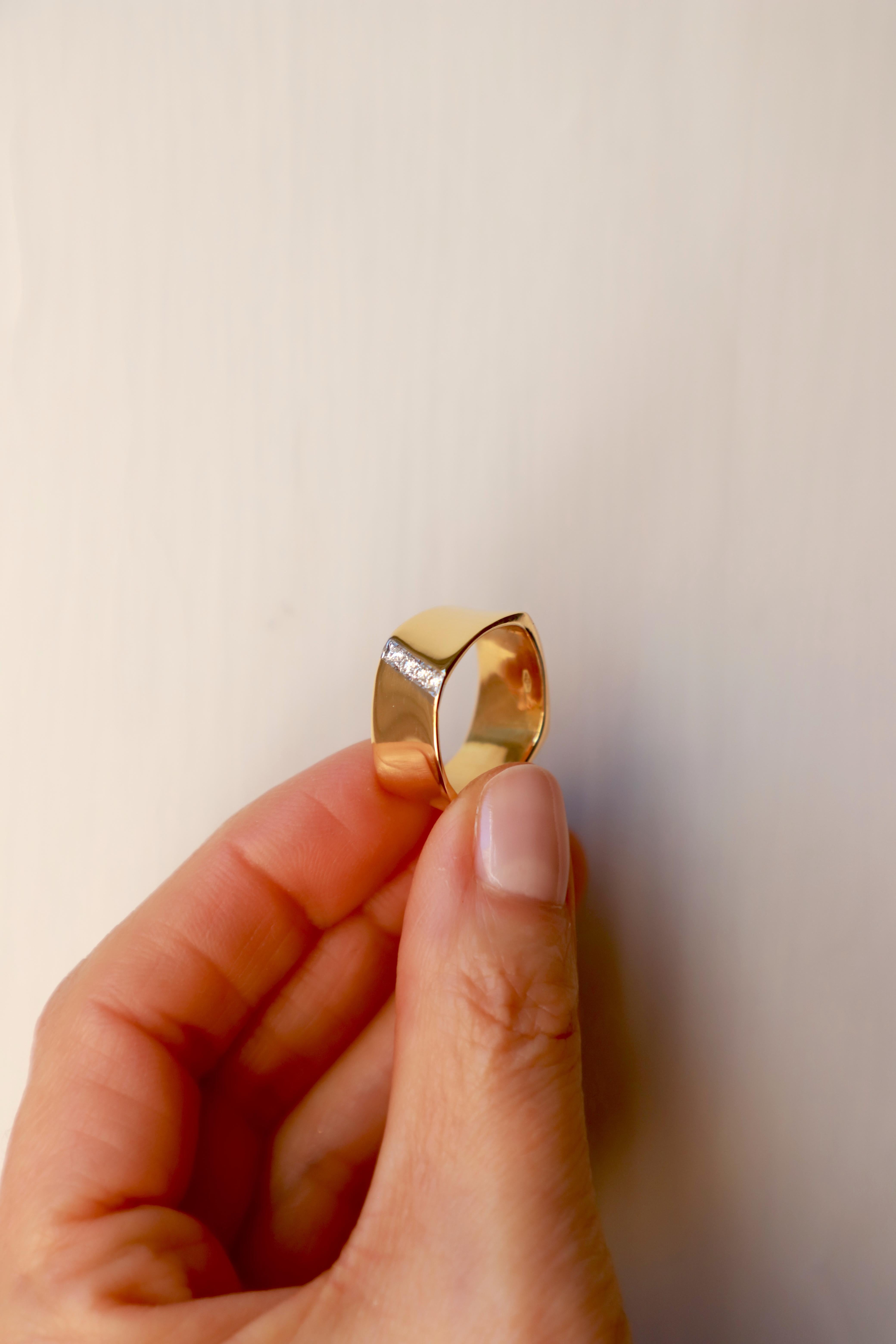 18 Karat Yellow Gold G Color VVS1 White Diamonds Unisex Modern Band Design Ring For Sale 2