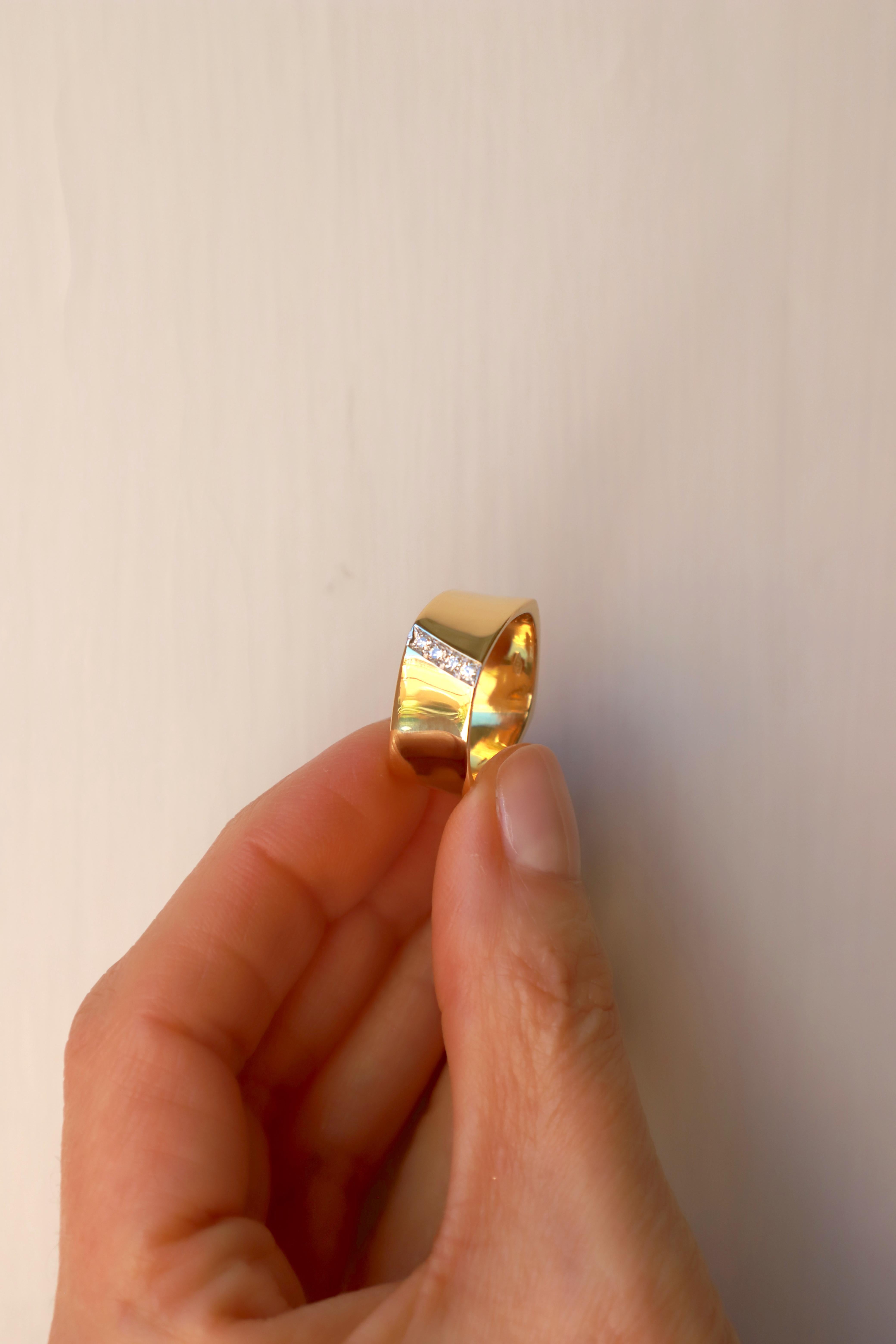 Unisex 18 Karat Yellow Gold Brilliant Cut White Diamonds Band Design Ring  For Sale 5
