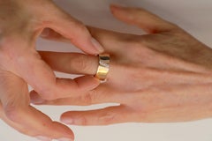 Anello unisex con fascia di diamanti bianchi taglio brillante in oro giallo 18 carati