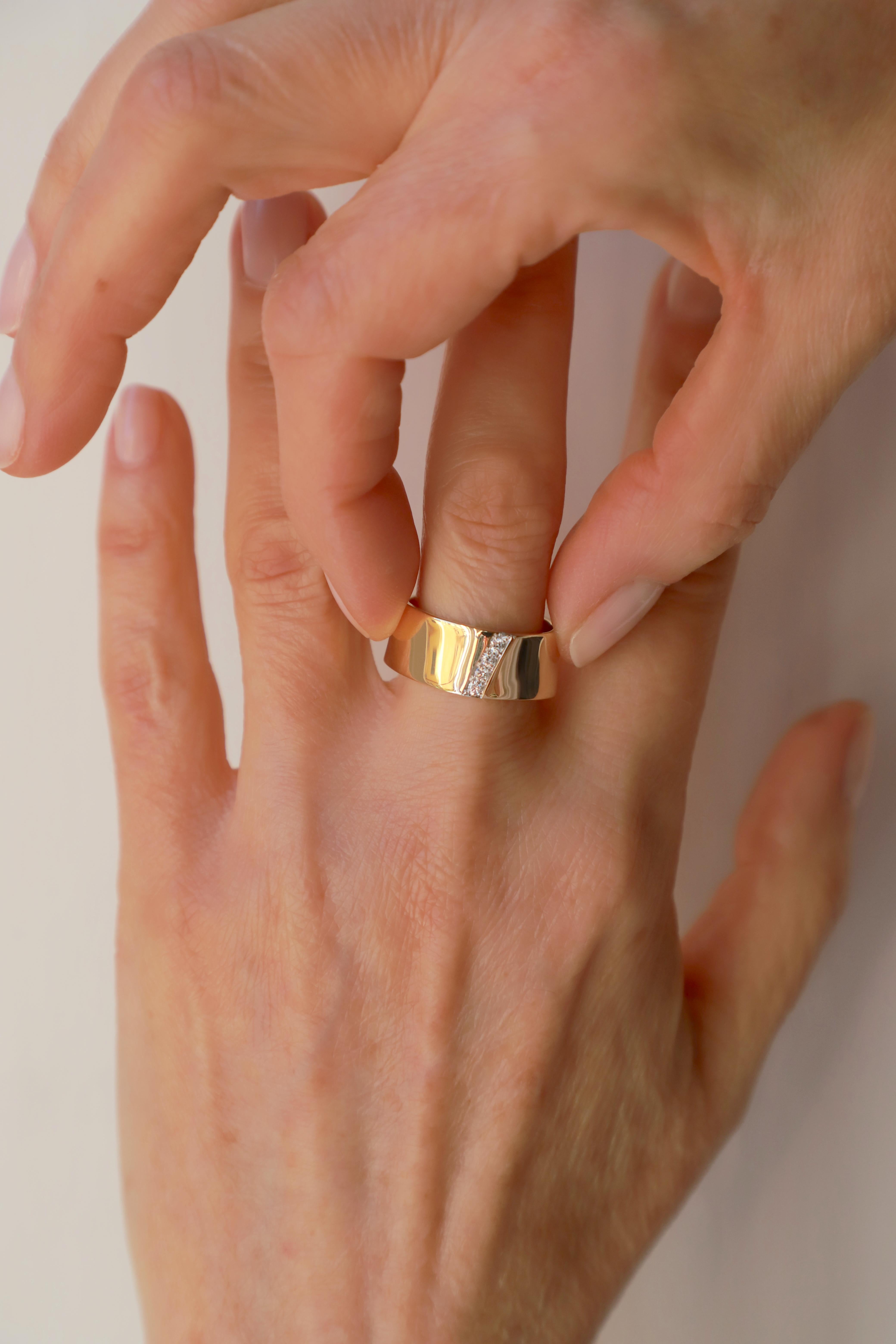 18 Karat Yellow Gold G Color VVS1 White Diamonds Unisex Modern Band Design Ring For Sale 4