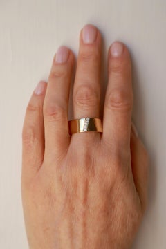 18 Karat Yellow Gold G Color VVS1 White Diamonds Unisex Modern Band Design Ring