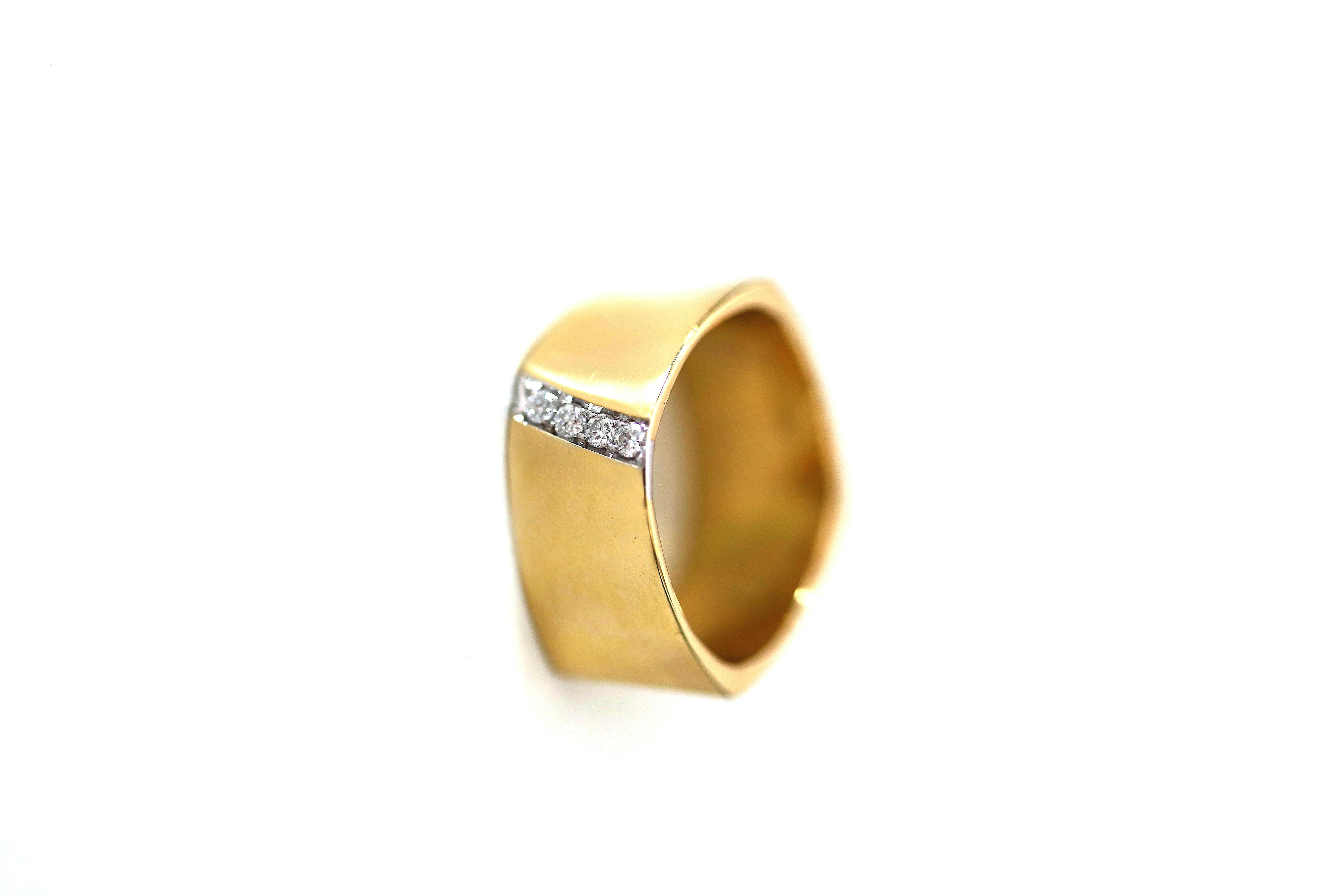 Brilliant Cut 18 Karat Yellow Gold G Color VVS1 White Diamonds Unisex Modern Band Design Ring For Sale