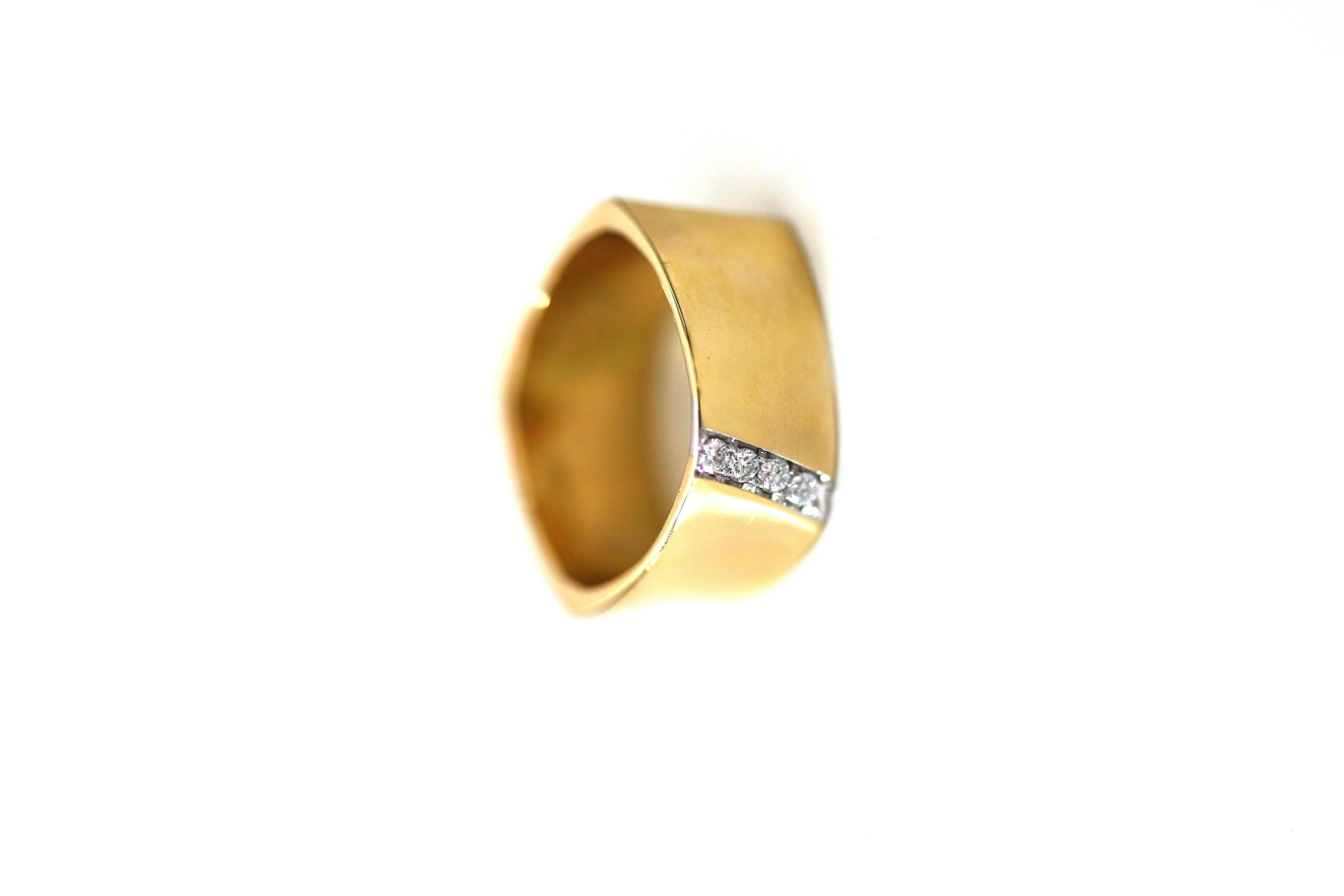 18 Karat Yellow Gold G Color VVS1 White Diamonds Unisex Modern Band Design Ring  In New Condition For Sale In Rome, IT