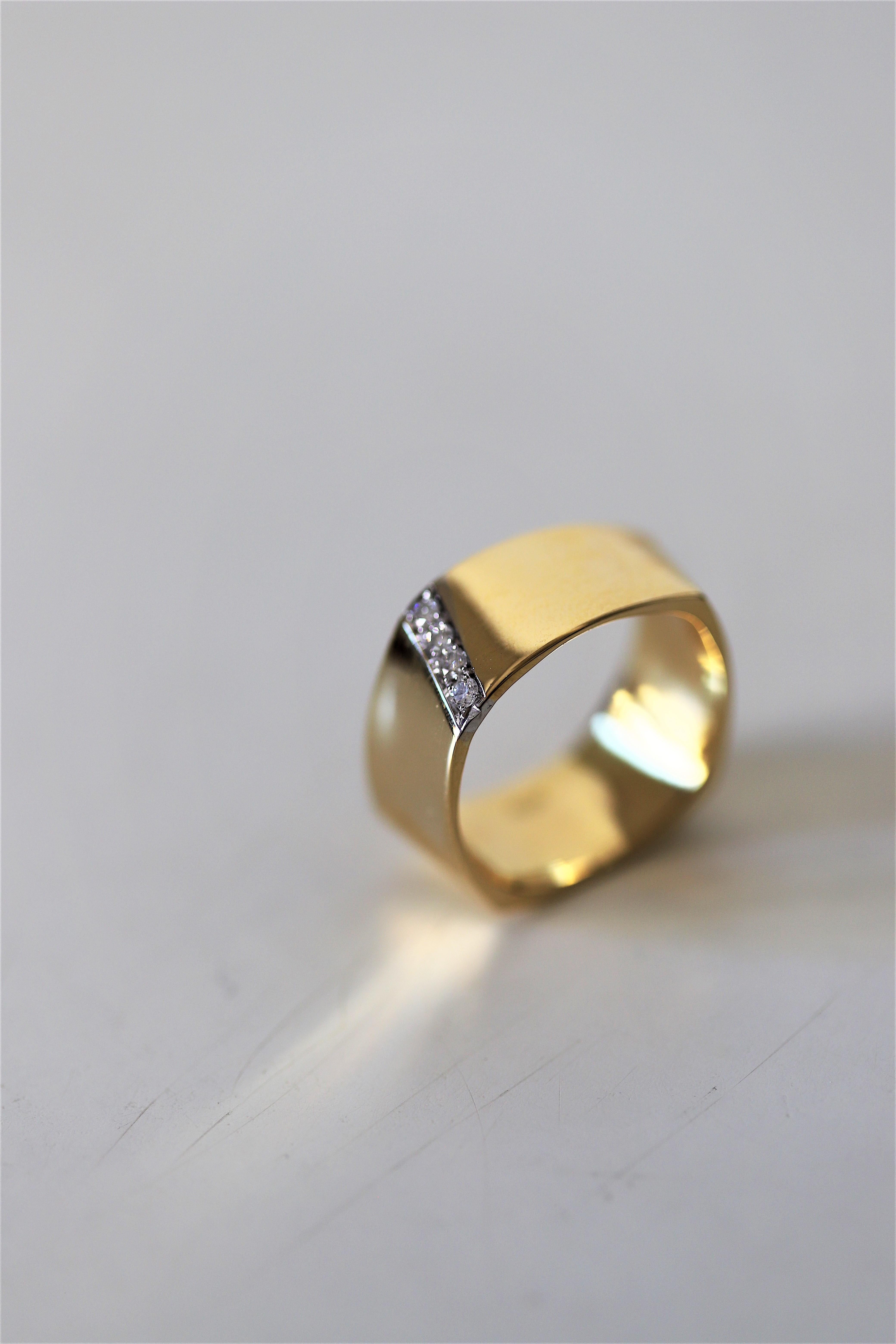 Unisex 18 Karat Yellow Gold Brilliant Cut White Diamonds Band Design Ring  For Sale 2