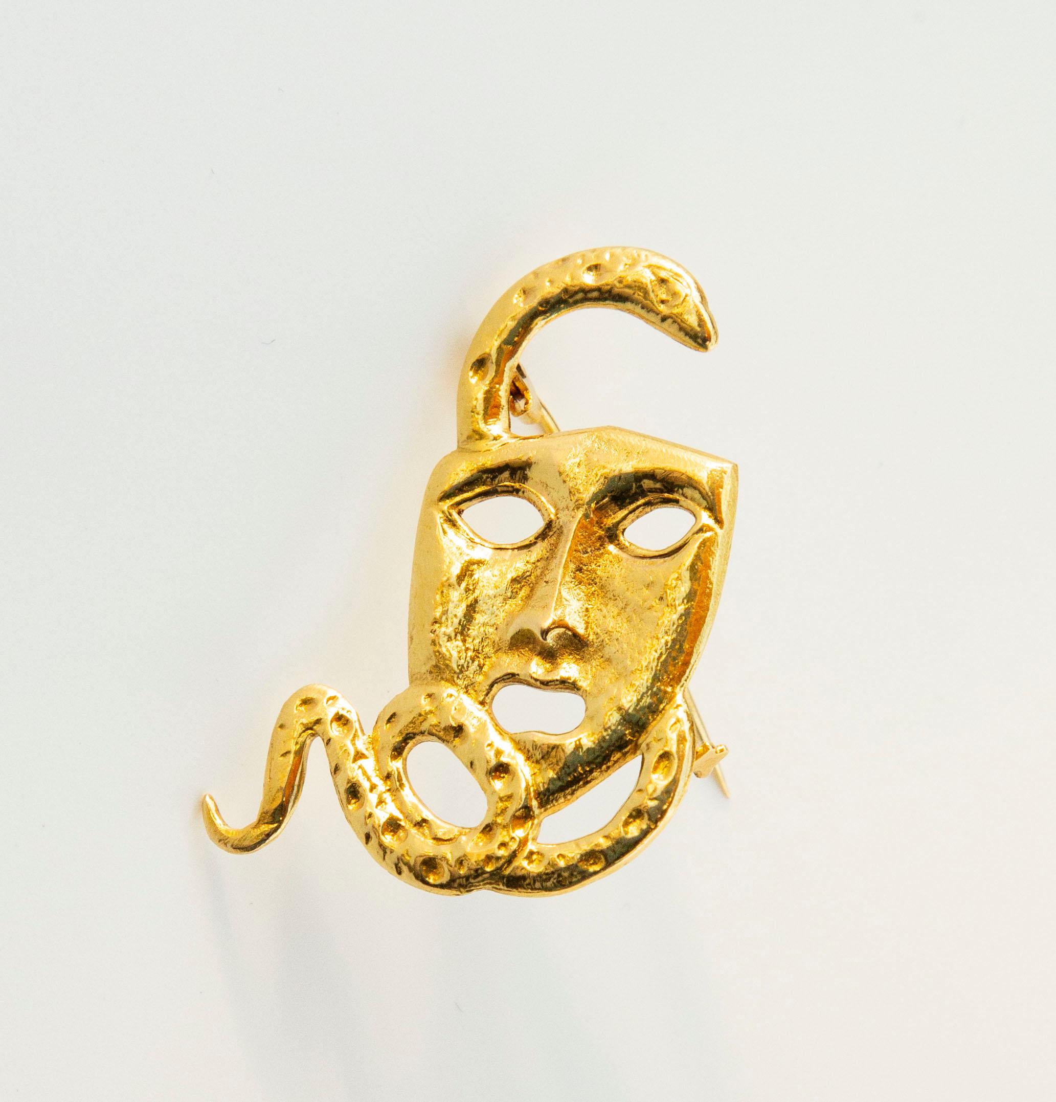 Brosche aus 18 Karat Gelbgold, entworfen als Schauspieler-Dramasmaske mit einer Schlange (Zeitgenössisch) im Angebot