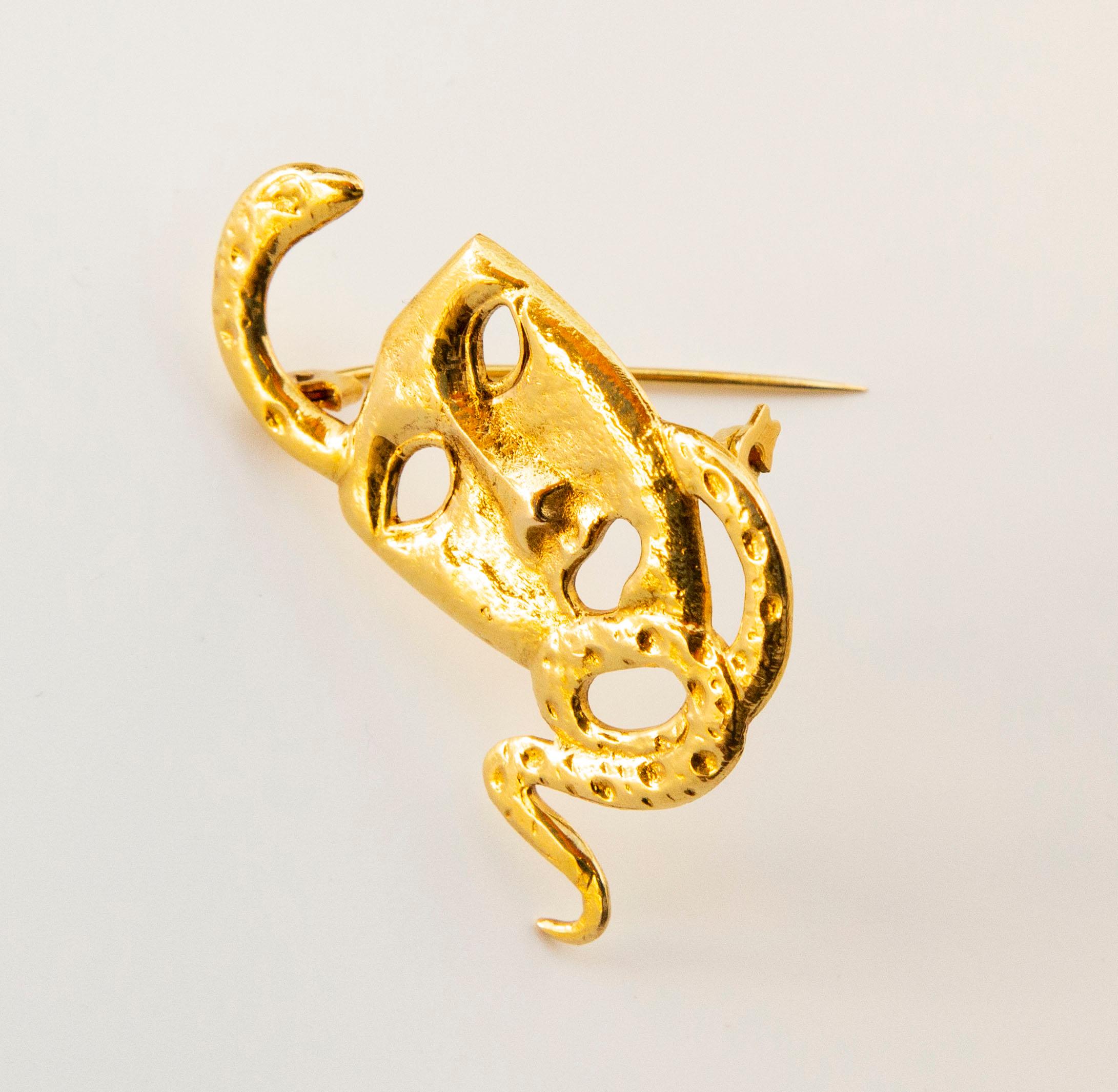 18 Karat Yellow Gold Brooch Designed as an Actor Drama Mask with a Snake In Good Condition For Sale In Arnhem, NL