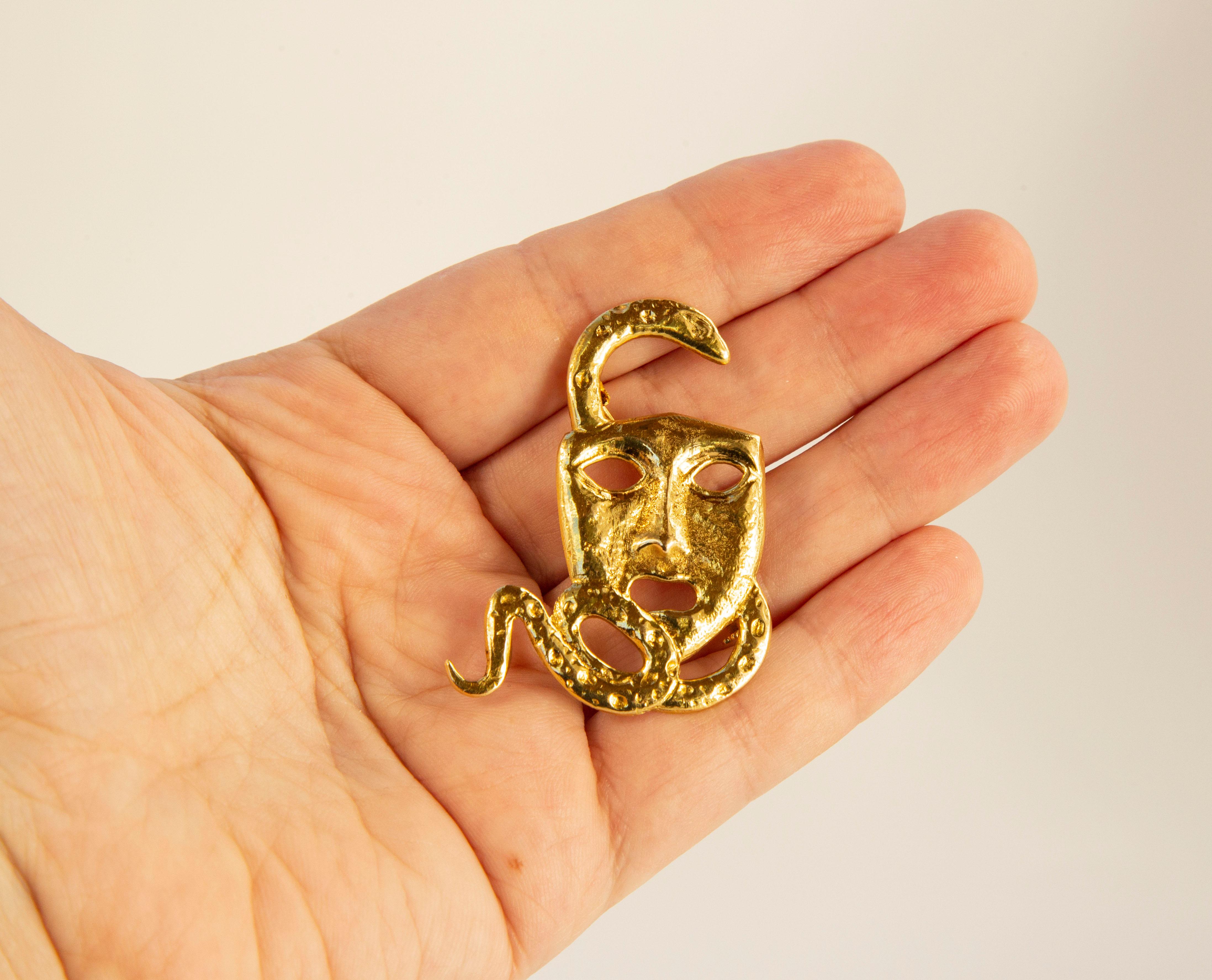 18 Karat Yellow Gold Brooch Designed as an Actor Drama Mask with a Snake For Sale 3