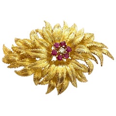 18 Karat Yellow Gold Brooch, Set with Natural Ruby's