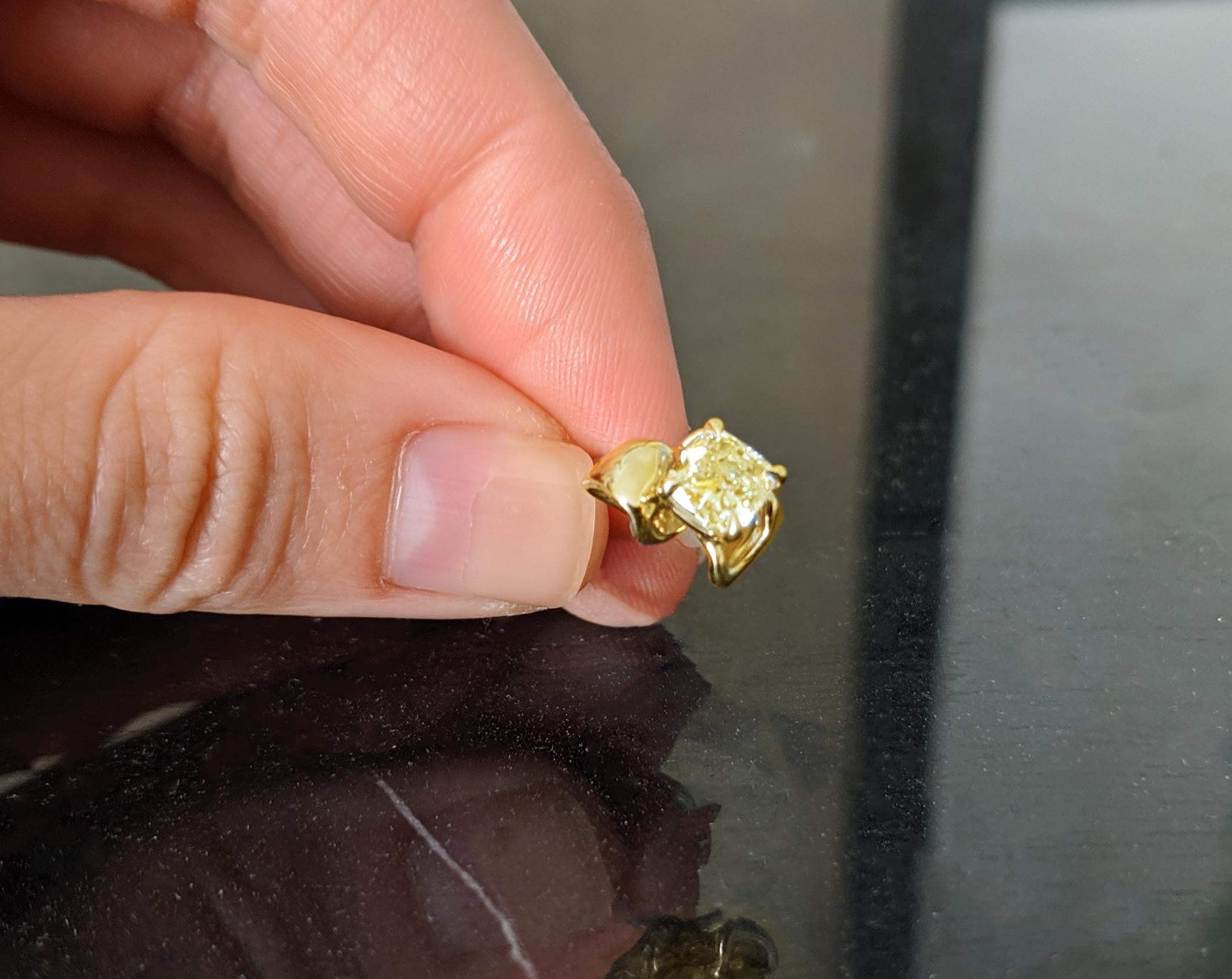 Eighteen Karat Yellow Gold Brooch with One Carat Yellow Cushion Diamond In New Condition For Sale In Berlin, DE