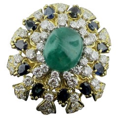 Broche en or jaune 18 carats avec diamants, saphirs et émeraudes au centre