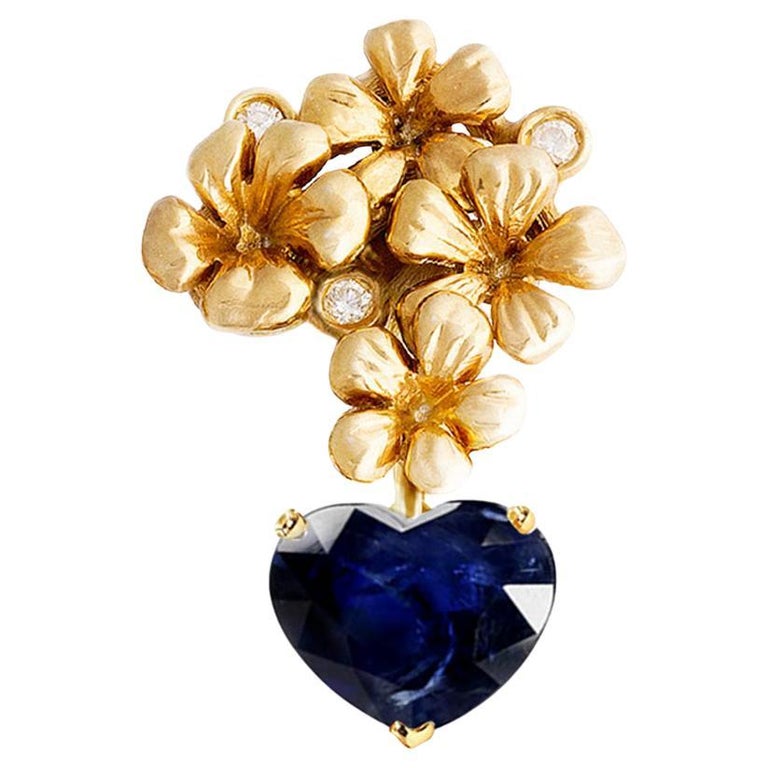 18 Karat Yellow Gold Brooch with DSEF Cert. Heart Cut Blue Sapphire and Diamonds For Sale
